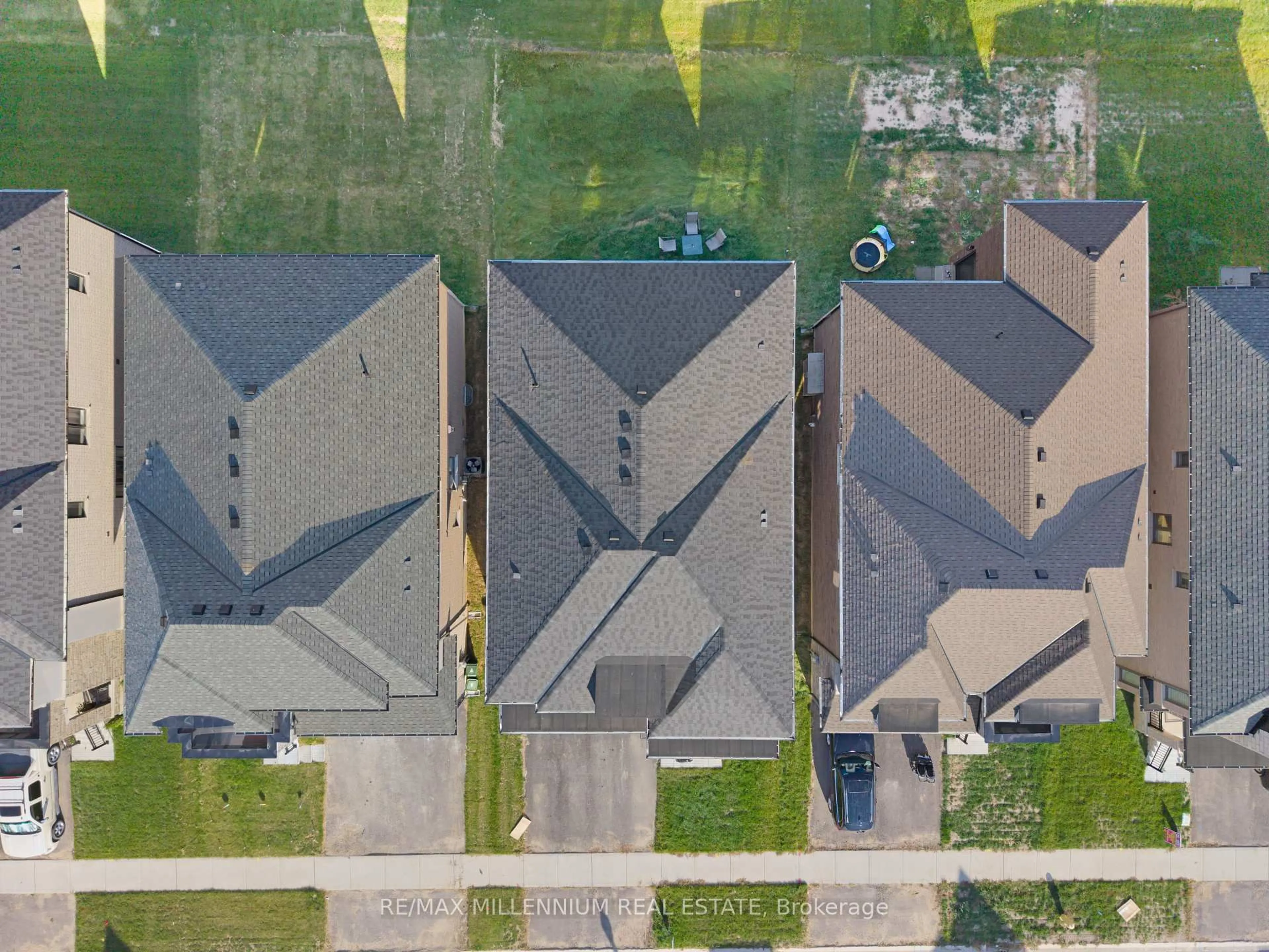A pic from outside/outdoor area/front of a property/back of a property/a pic from drone, unknown for 816 Knights Lane, Woodstock Ontario N4T 0P3