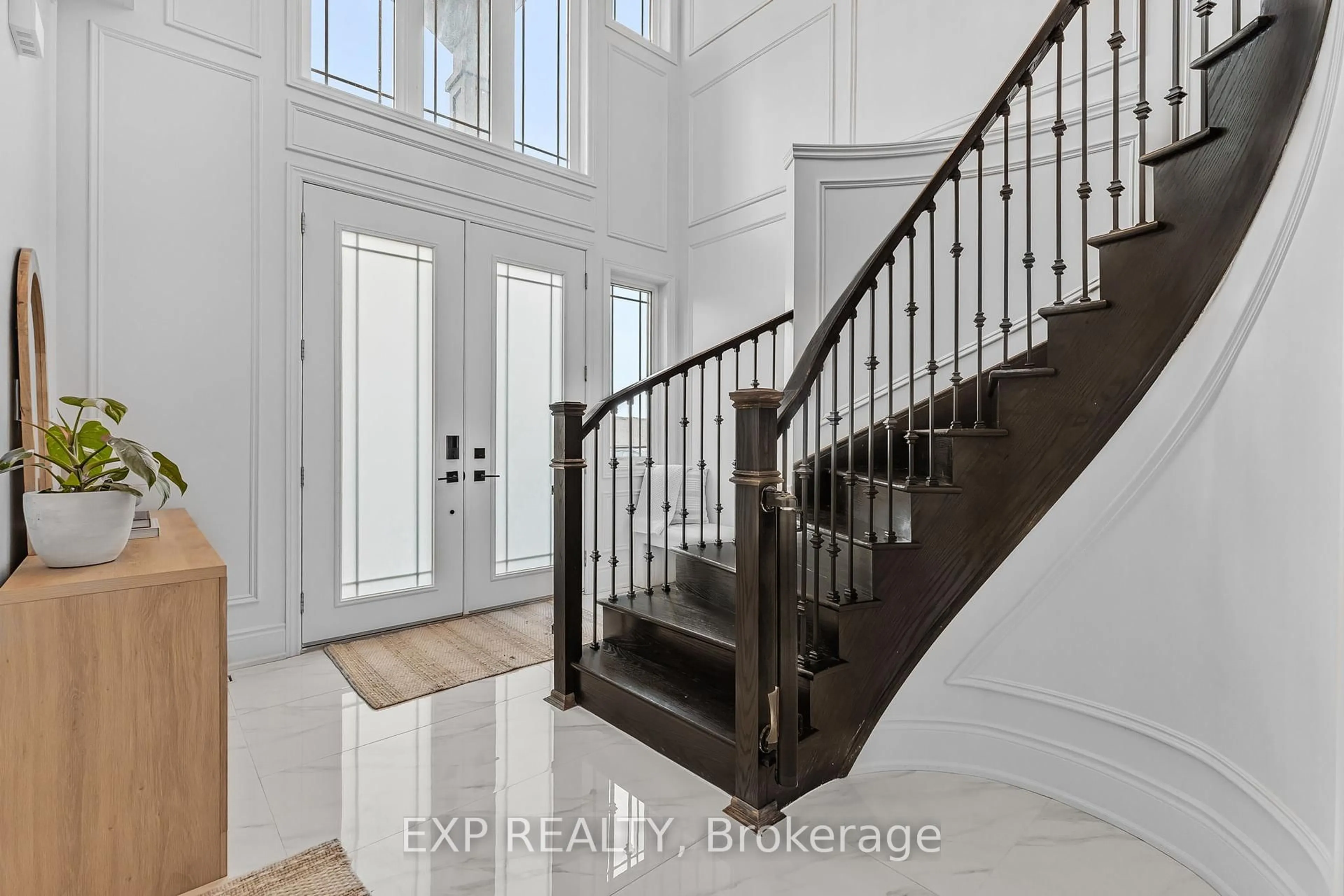 Indoor entryway for 3978 Highland Park Dr, Lincoln Ontario L3J 0T1