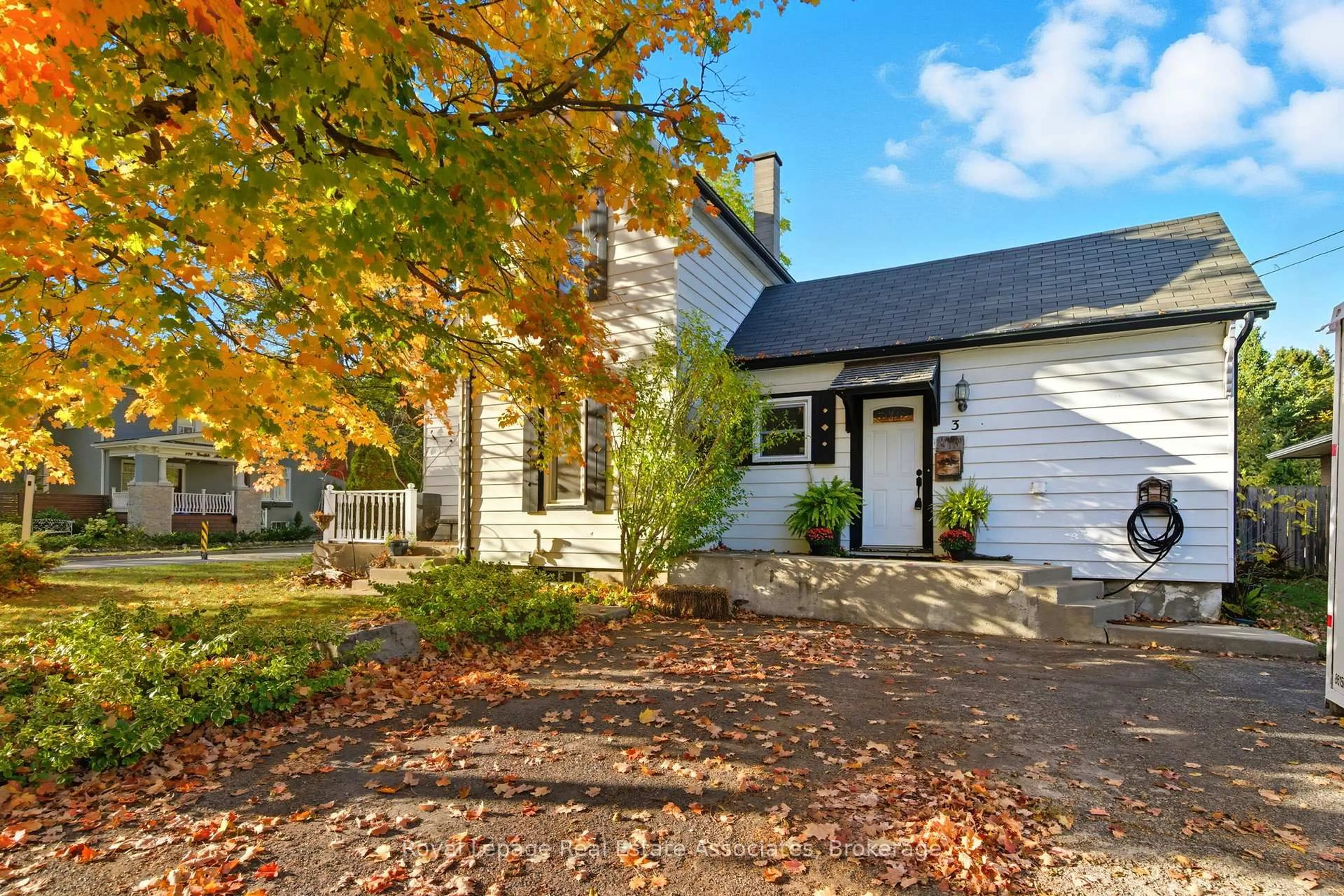 Home with vinyl exterior material, street for 3 Shaw Ave, Cambridge Ontario N3C 1E7