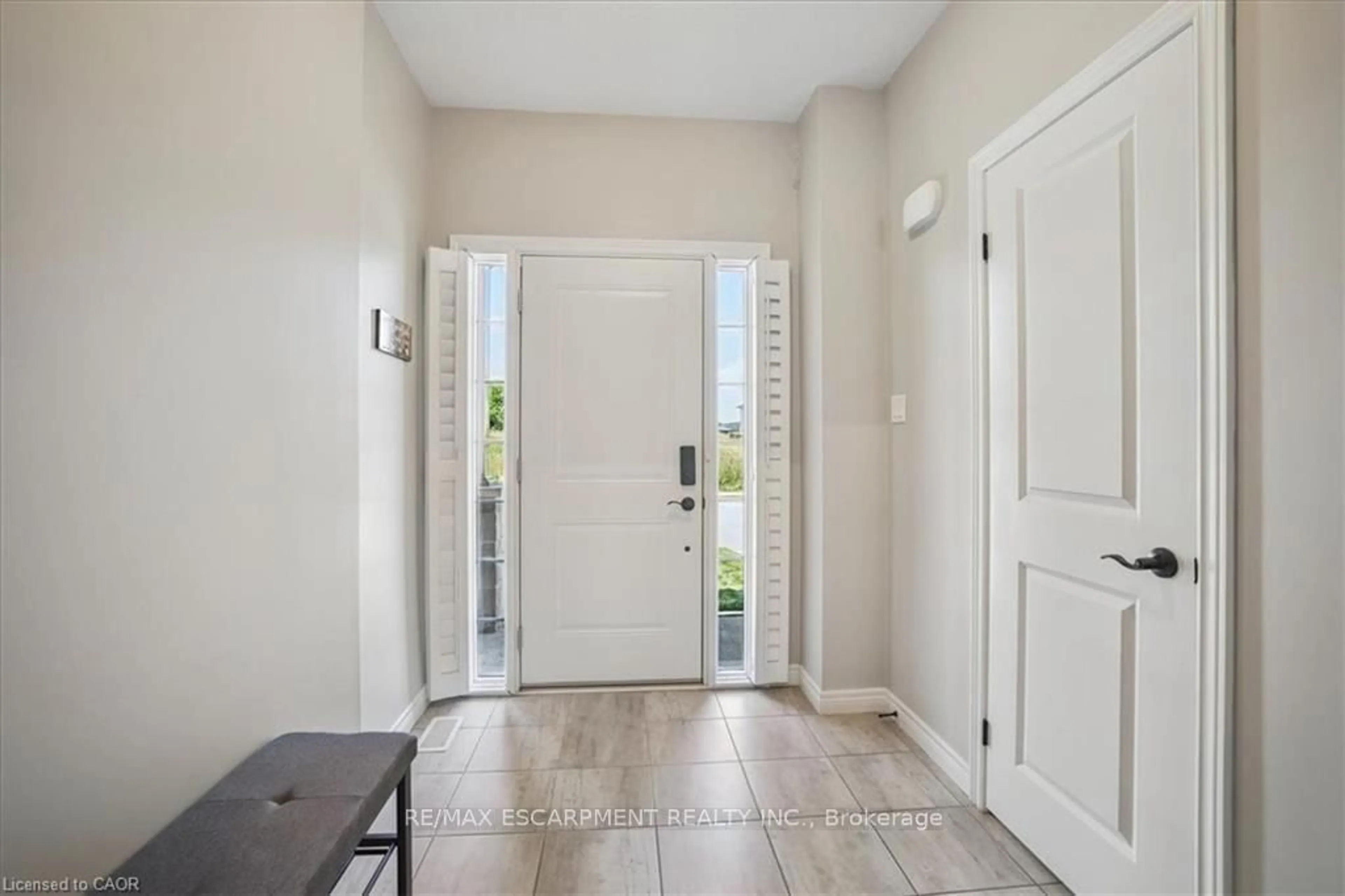 Indoor entryway for 81 BEASLEY Grve, Hamilton Ontario L9K 0J7