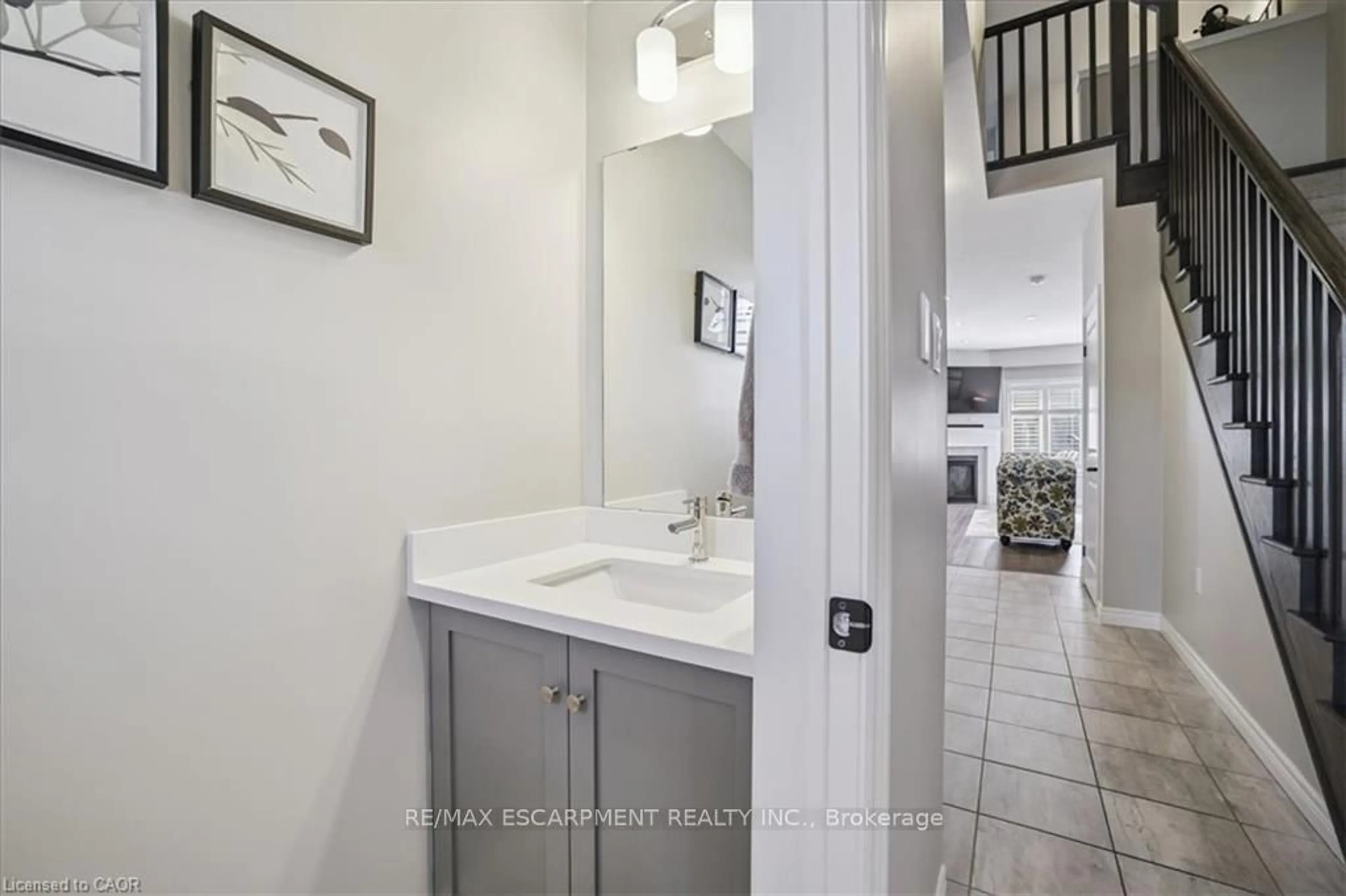 Standard bathroom, ceramic/tile floor for 81 BEASLEY Grve, Hamilton Ontario L9K 0J7