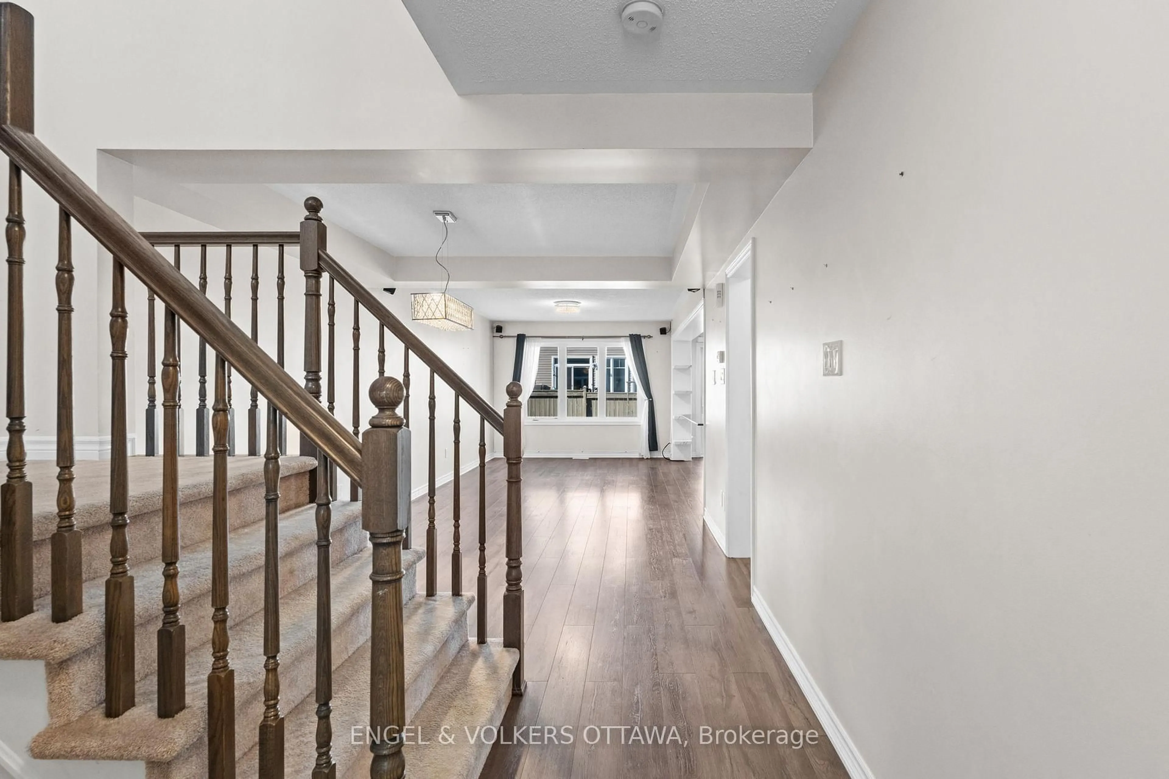Indoor entryway for 308 Song Sparrow St, Ottawa Ontario K2J 5W5