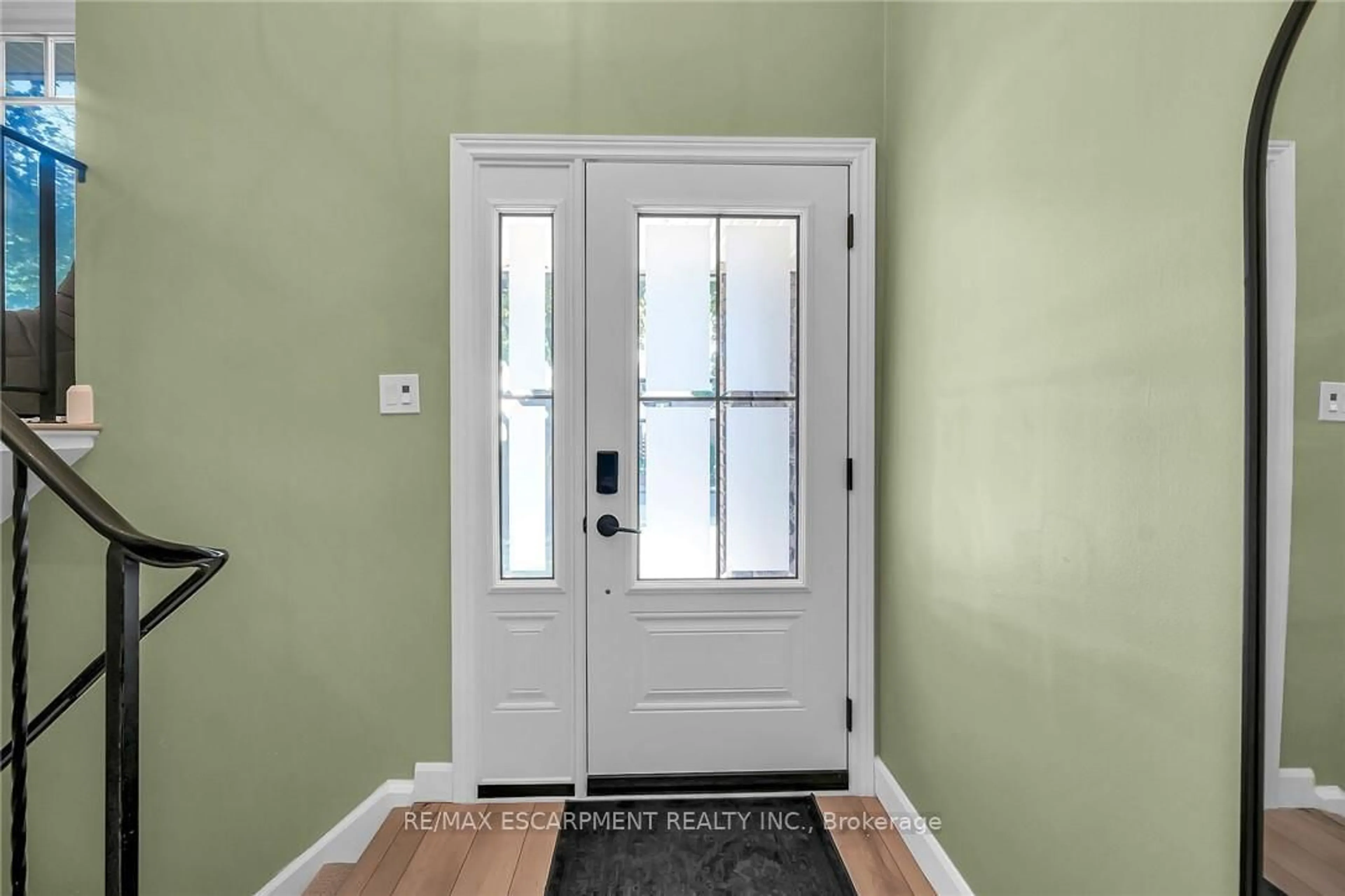 Indoor entryway for 158 Wendover Dr, Hamilton Ontario L9C 5X5