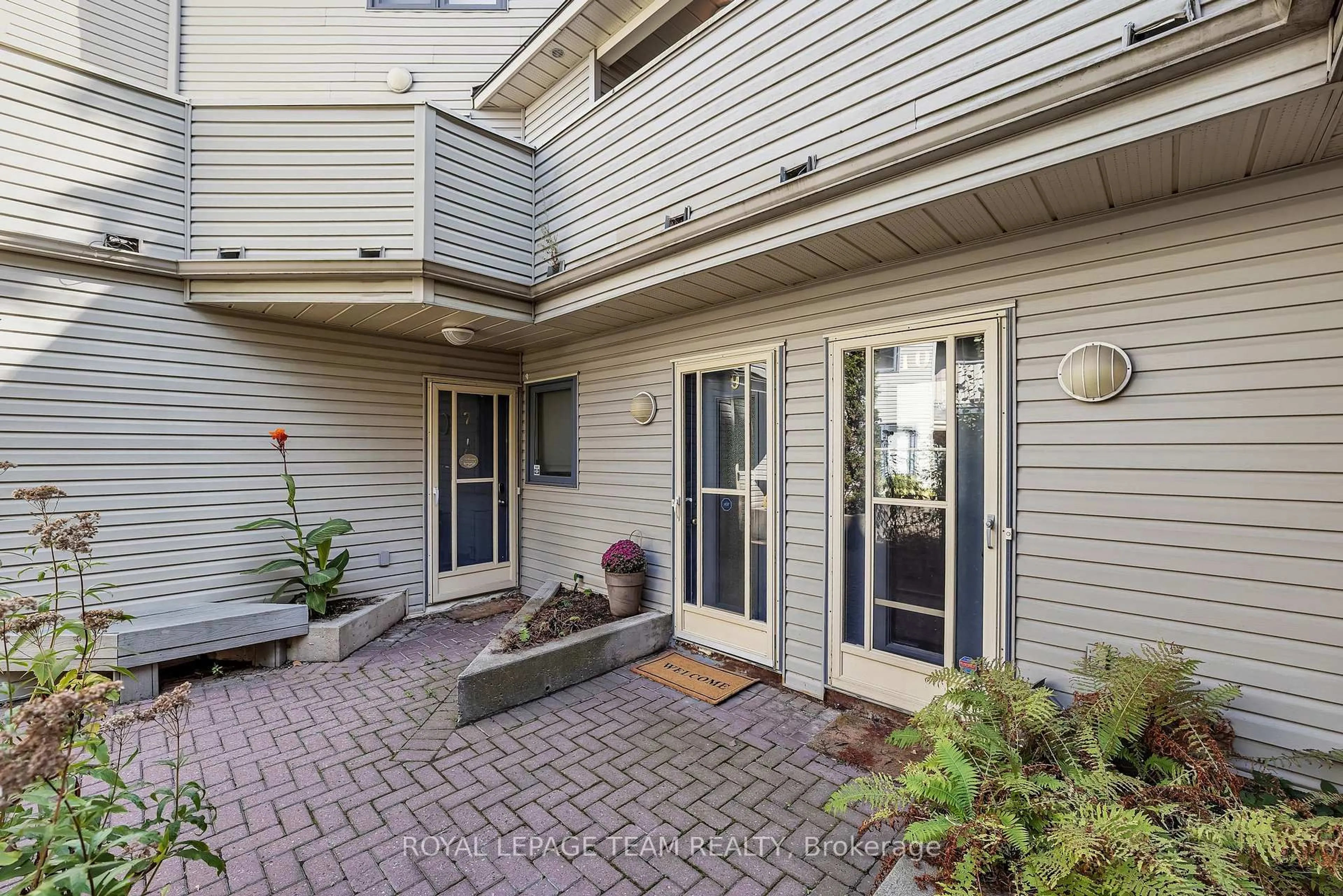 Patio, street for 518 Lisgar St #9, Ottawa Ontario K1R 5H5