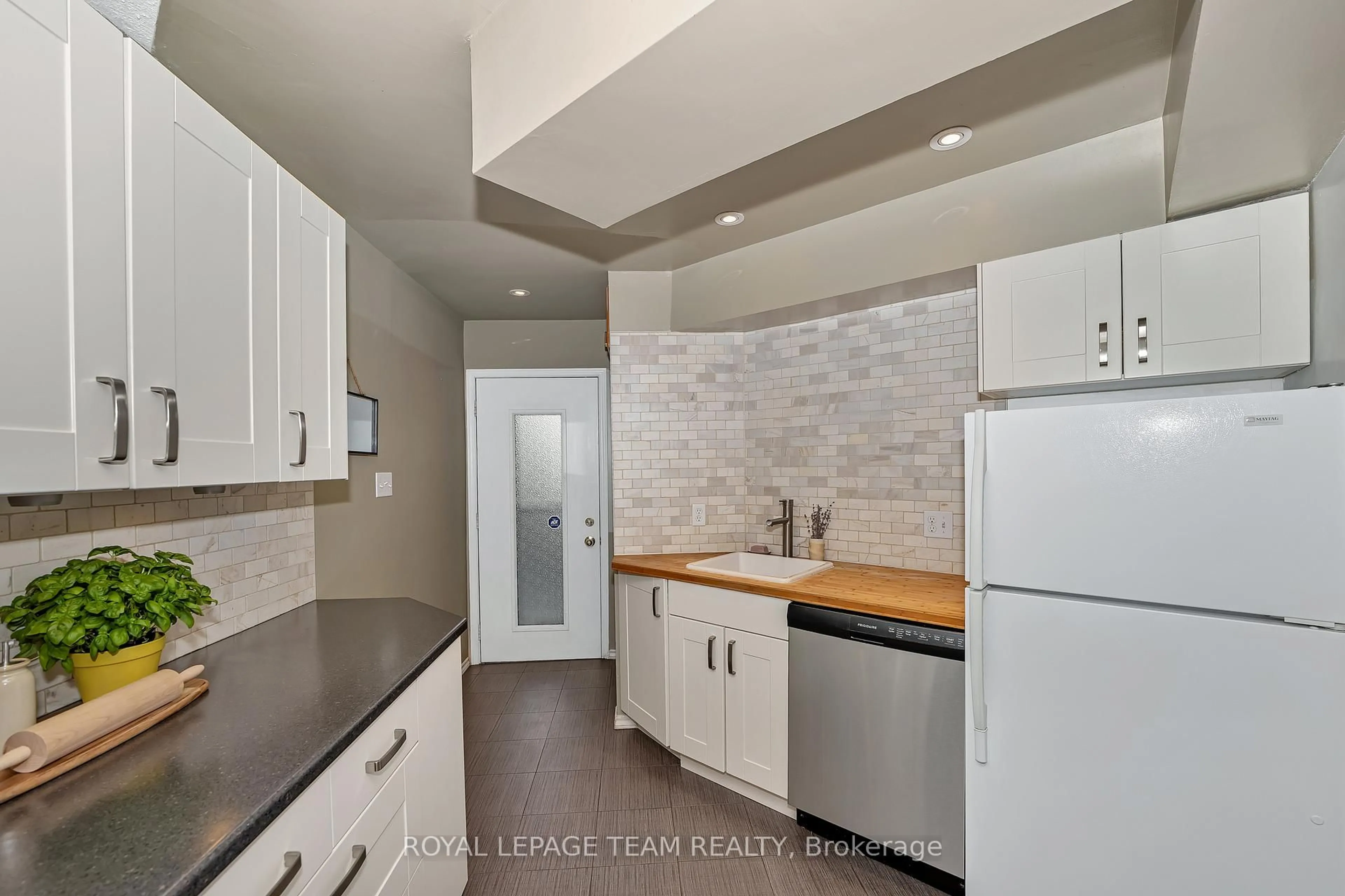 Standard kitchen, ceramic/tile floor for 518 Lisgar St #9, Ottawa Ontario K1R 5H5