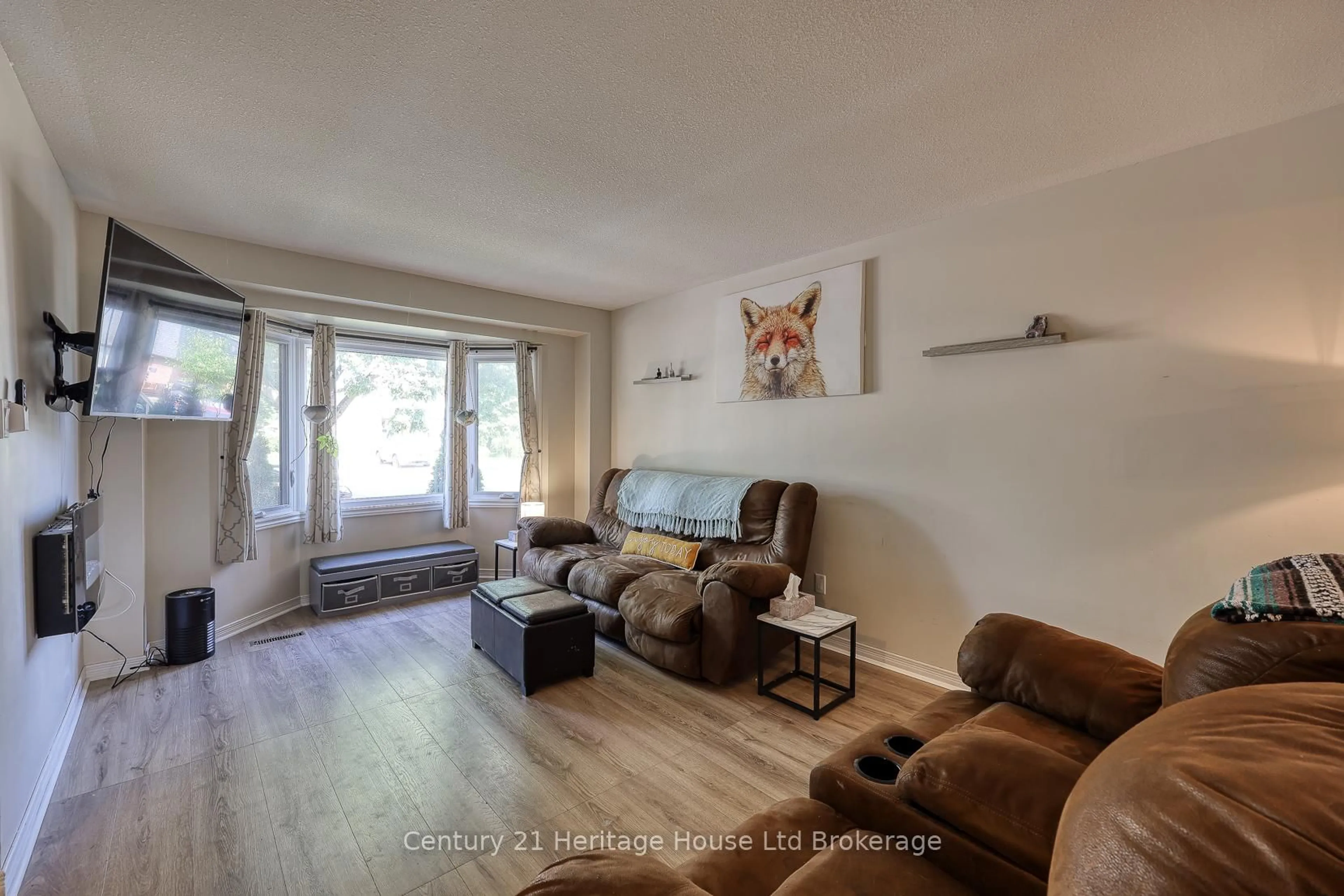 Living room with furniture, wood/laminate floor for 9 Edmunds Cres, London South Ontario N5Z 4J1