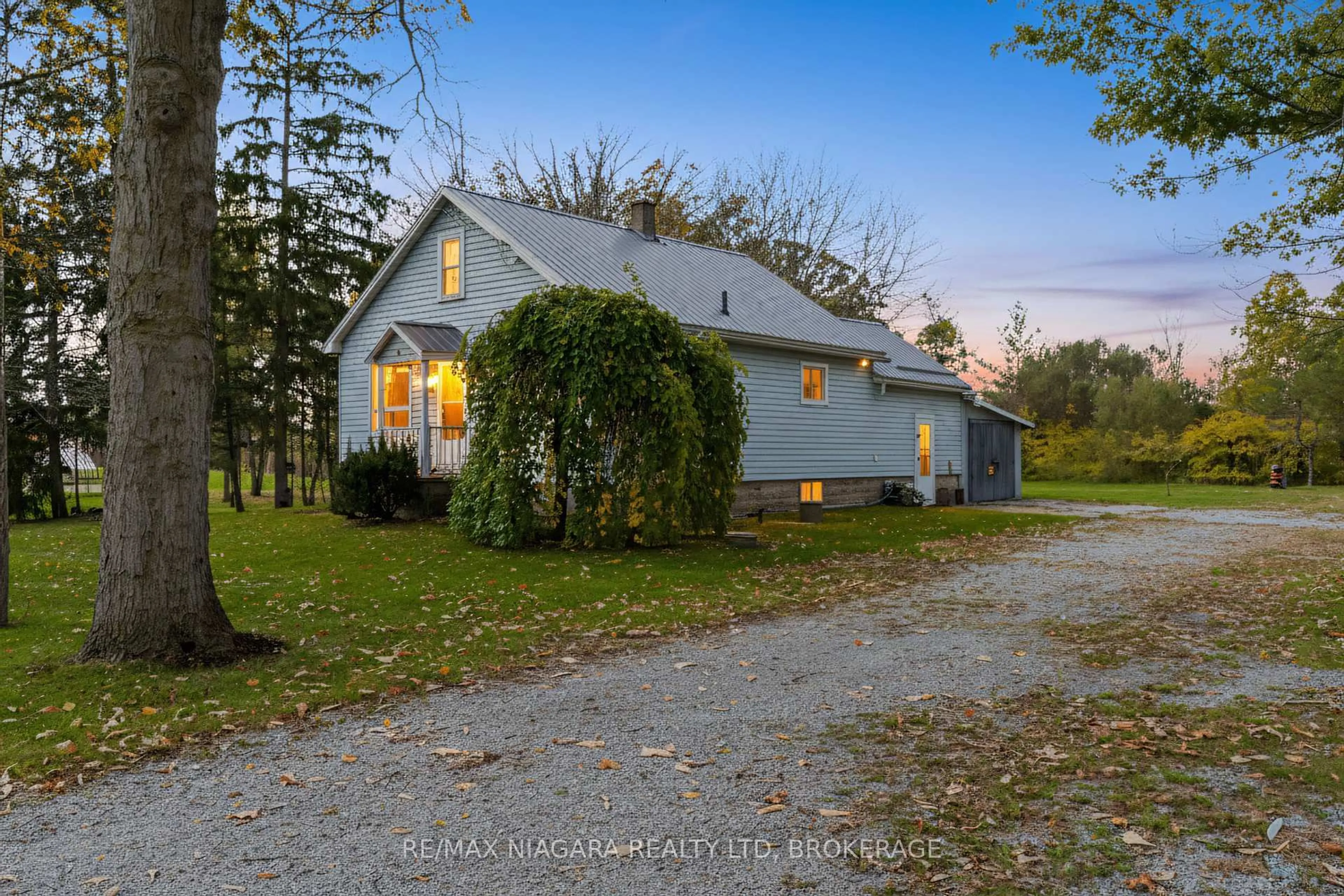 A pic from outside/outdoor area/front of a property/back of a property/a pic from drone, unknown for 31 Matthews Rd, Welland Ontario L3B 5N4