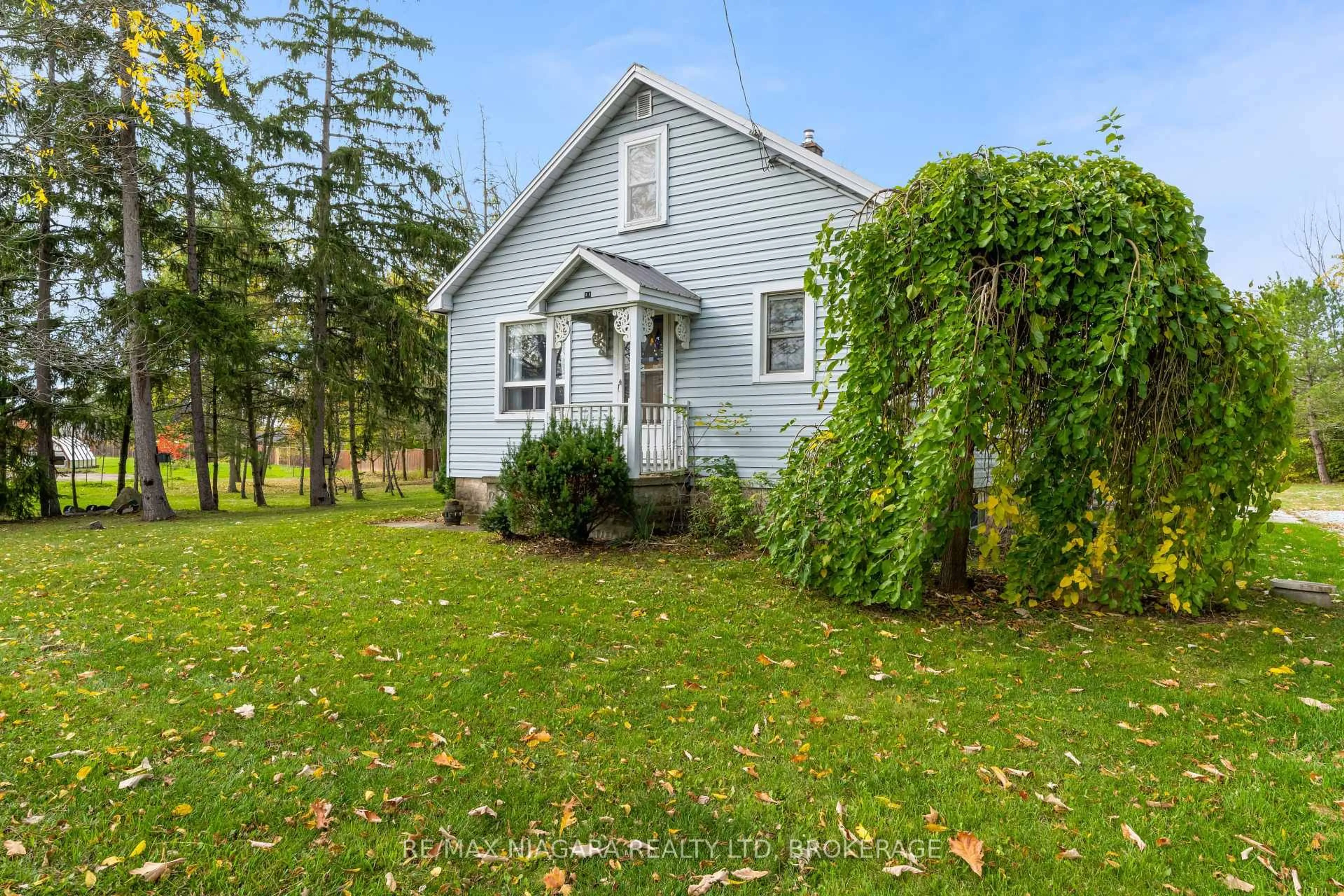 A pic from outside/outdoor area/front of a property/back of a property/a pic from drone, street for 31 Matthews Rd, Welland Ontario L3B 5N4