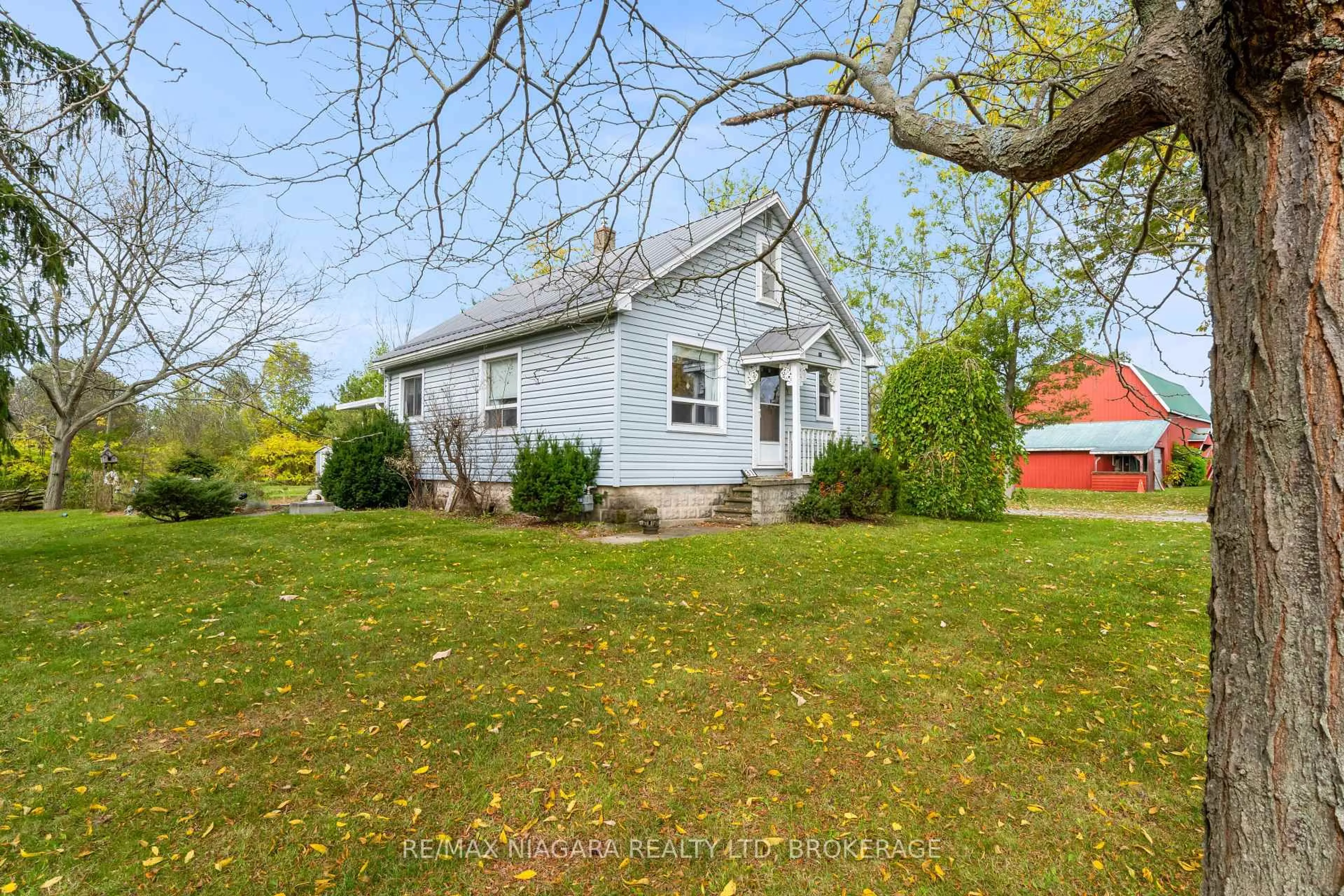 A pic from outside/outdoor area/front of a property/back of a property/a pic from drone, street for 31 Matthews Rd, Welland Ontario L3B 5N4