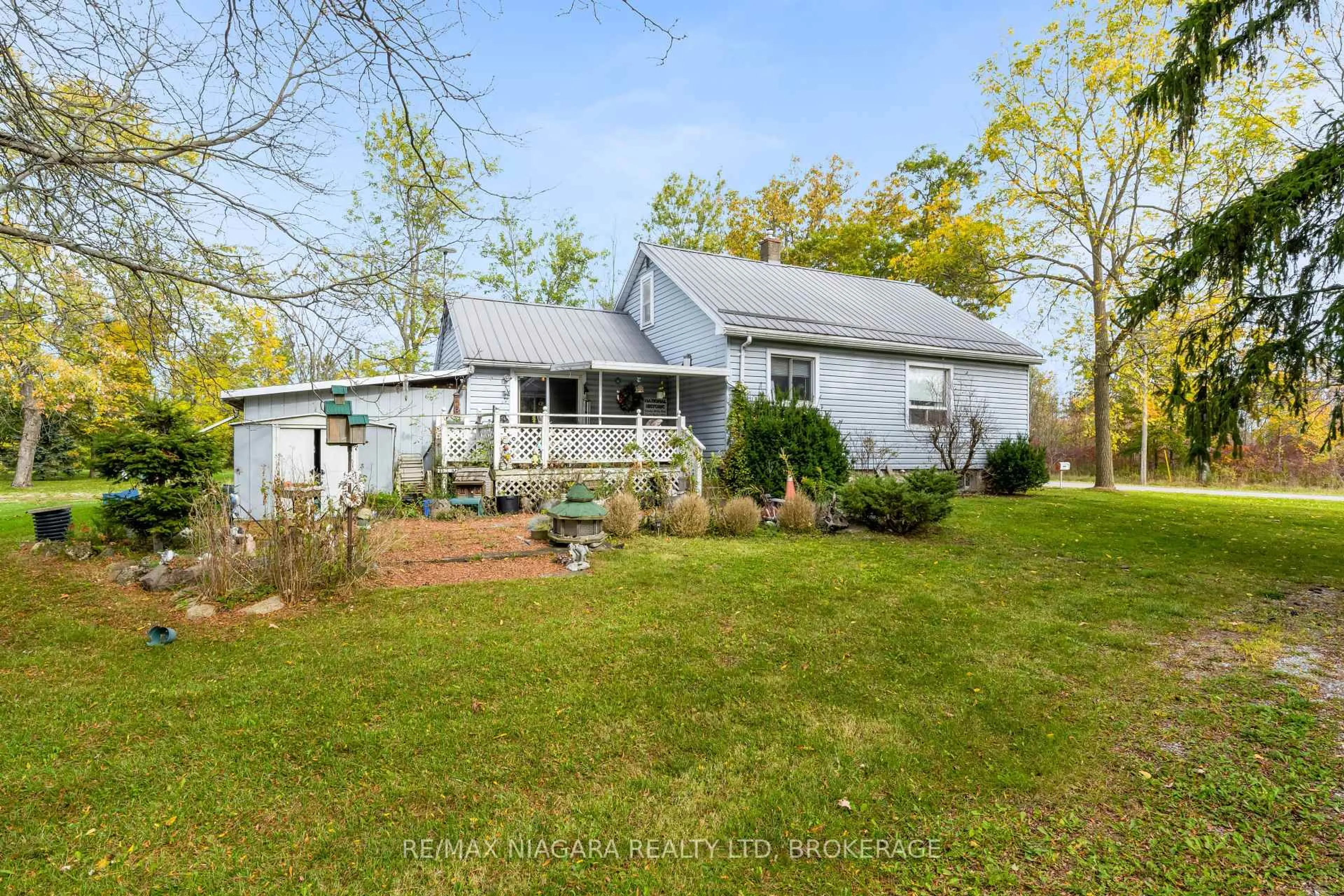 A pic from outside/outdoor area/front of a property/back of a property/a pic from drone, water/lake/river/ocean view for 31 Matthews Rd, Welland Ontario L3B 5N4