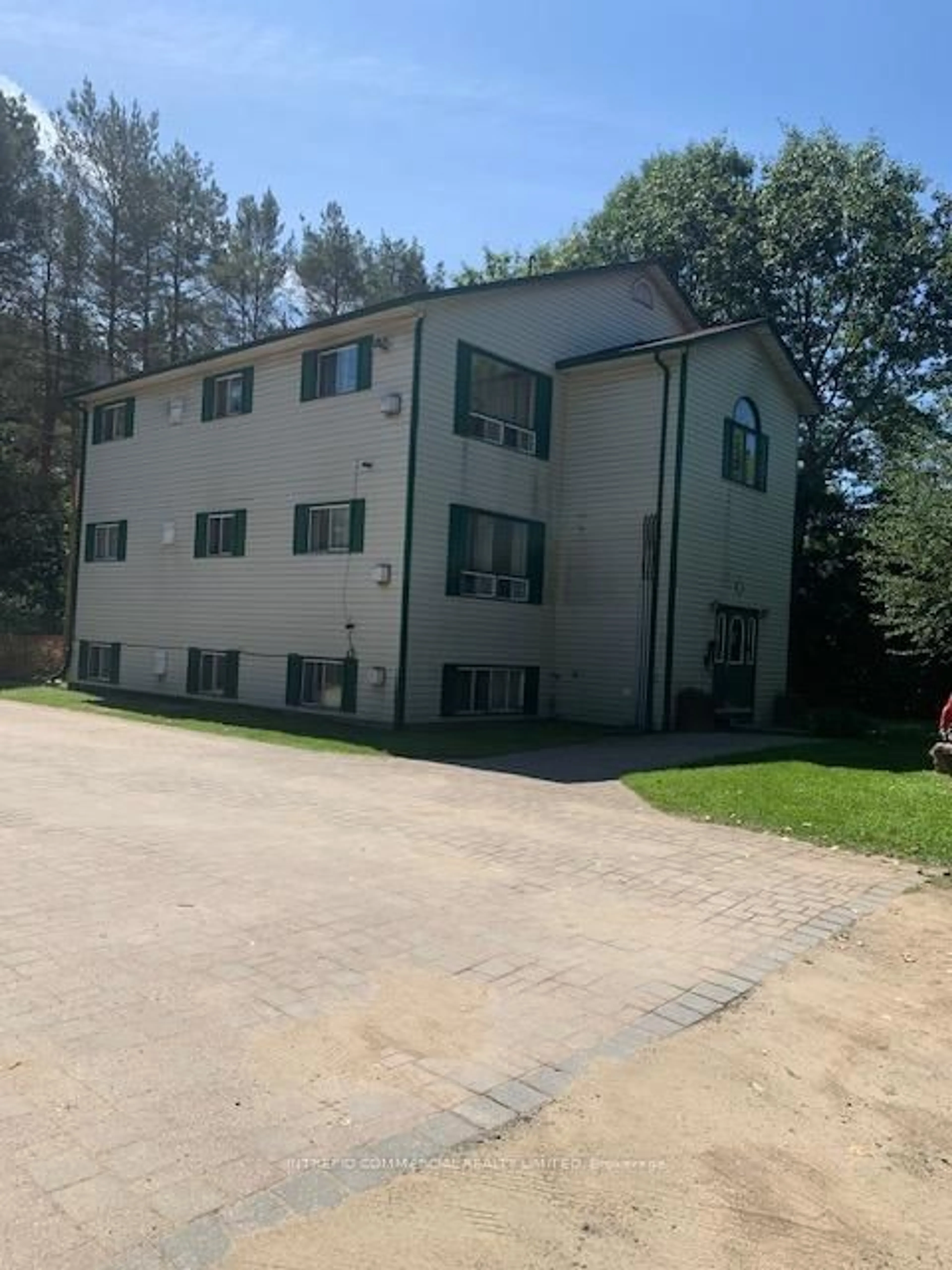 A pic from outside/outdoor area/front of a property/back of a property/a pic from drone, building for 4 Silver St, Huntsville Ontario P1H 2K4