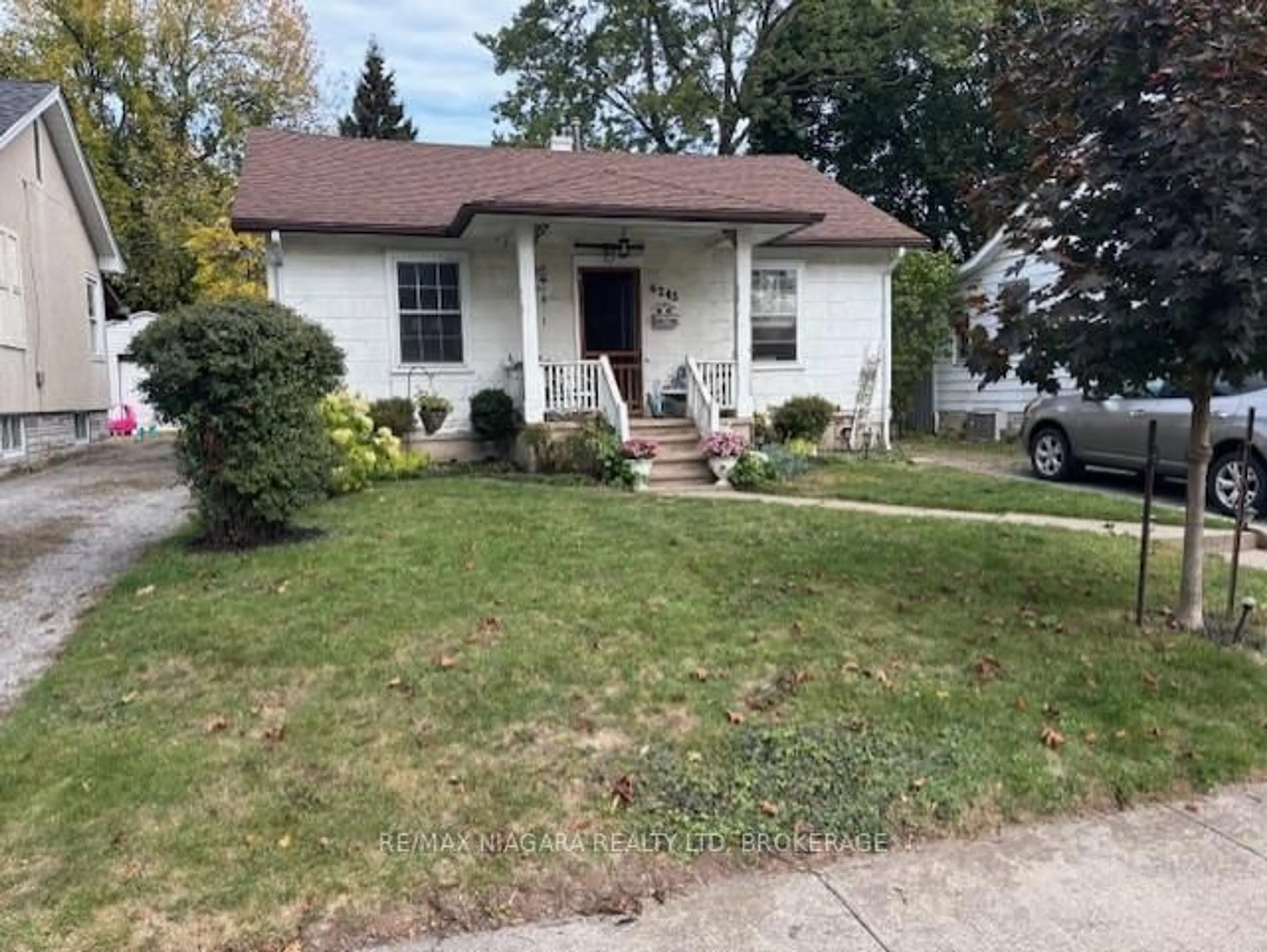 Home with vinyl exterior material, street for 6245 CHURCHILL St, Niagara Falls Ontario L2G 2X5
