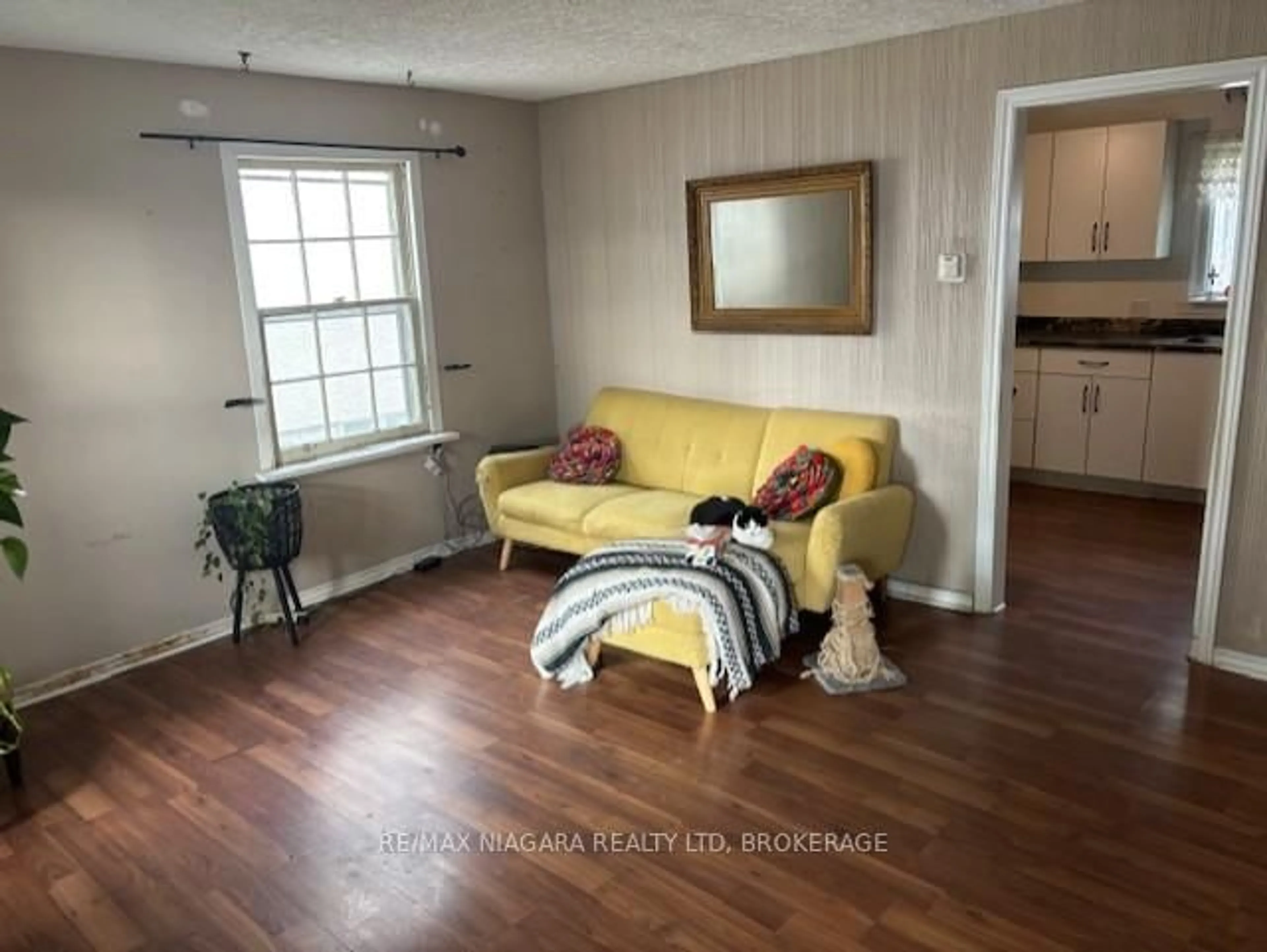 Living room with furniture, unknown for 6245 CHURCHILL St, Niagara Falls Ontario L2G 2X5