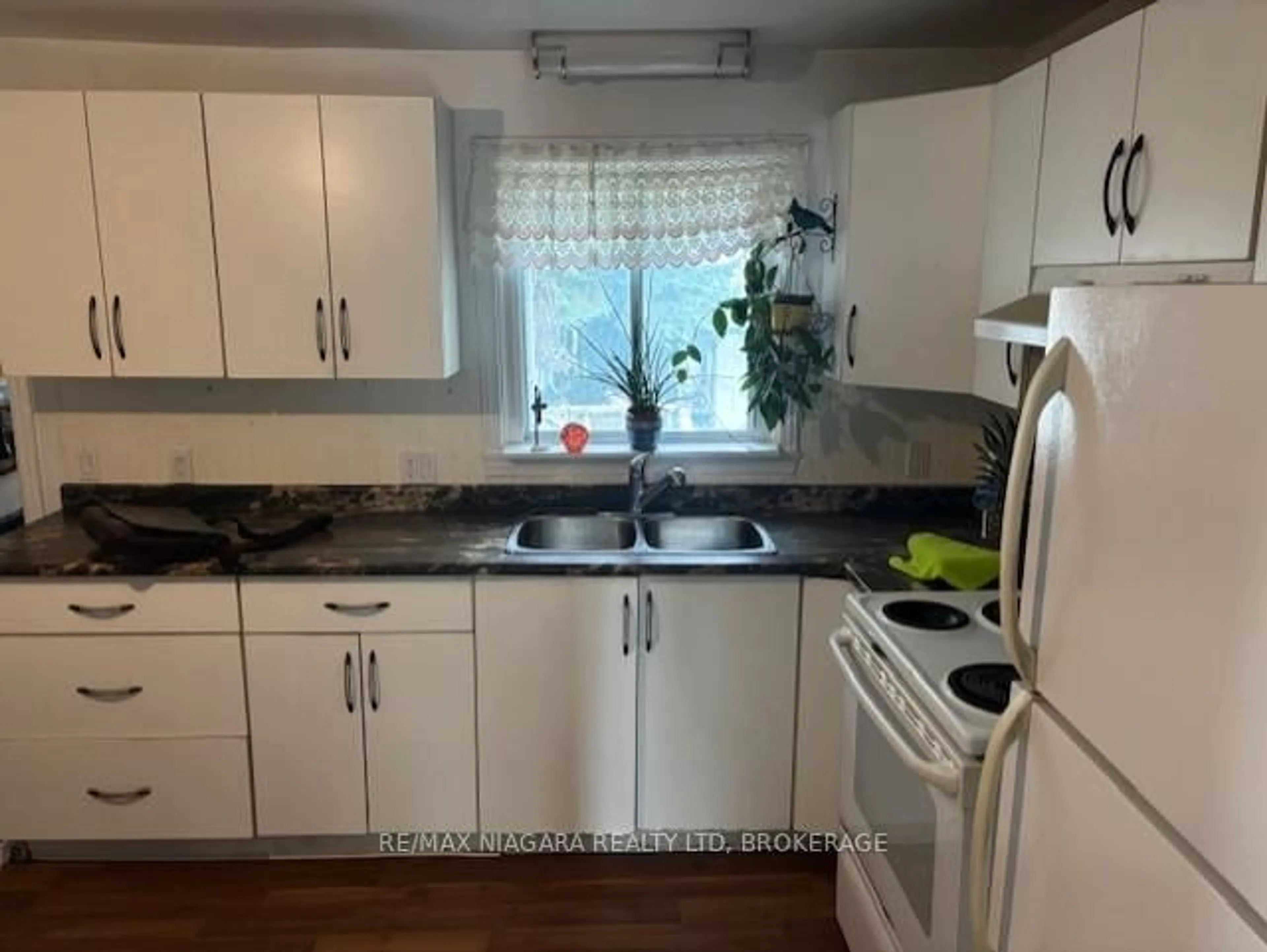 Standard kitchen, wood/laminate floor for 6245 CHURCHILL St, Niagara Falls Ontario L2G 2X5
