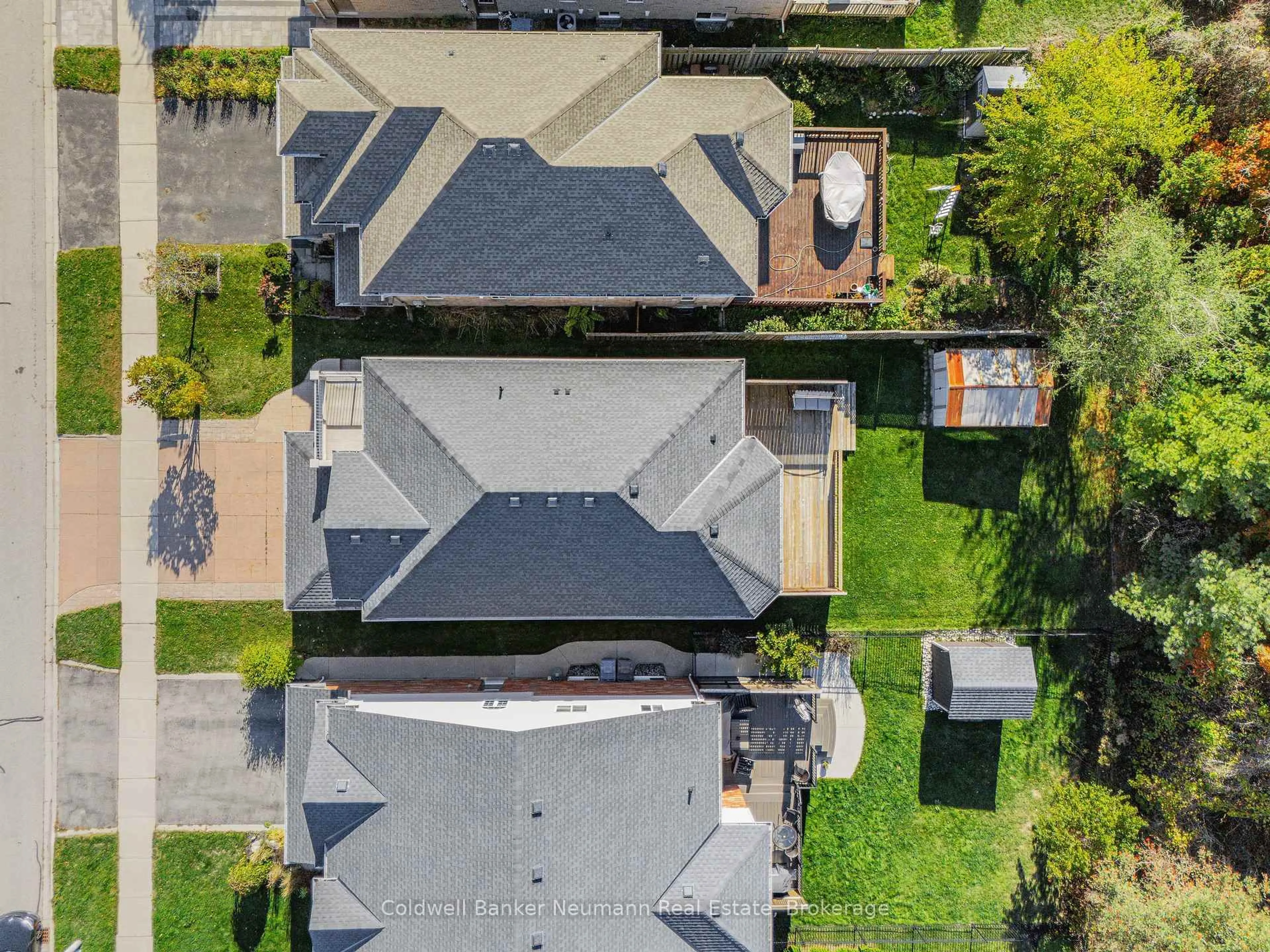 A pic from outside/outdoor area/front of a property/back of a property/a pic from drone, street for 42 Mcarthur Dr, Guelph Ontario N1L 1S2