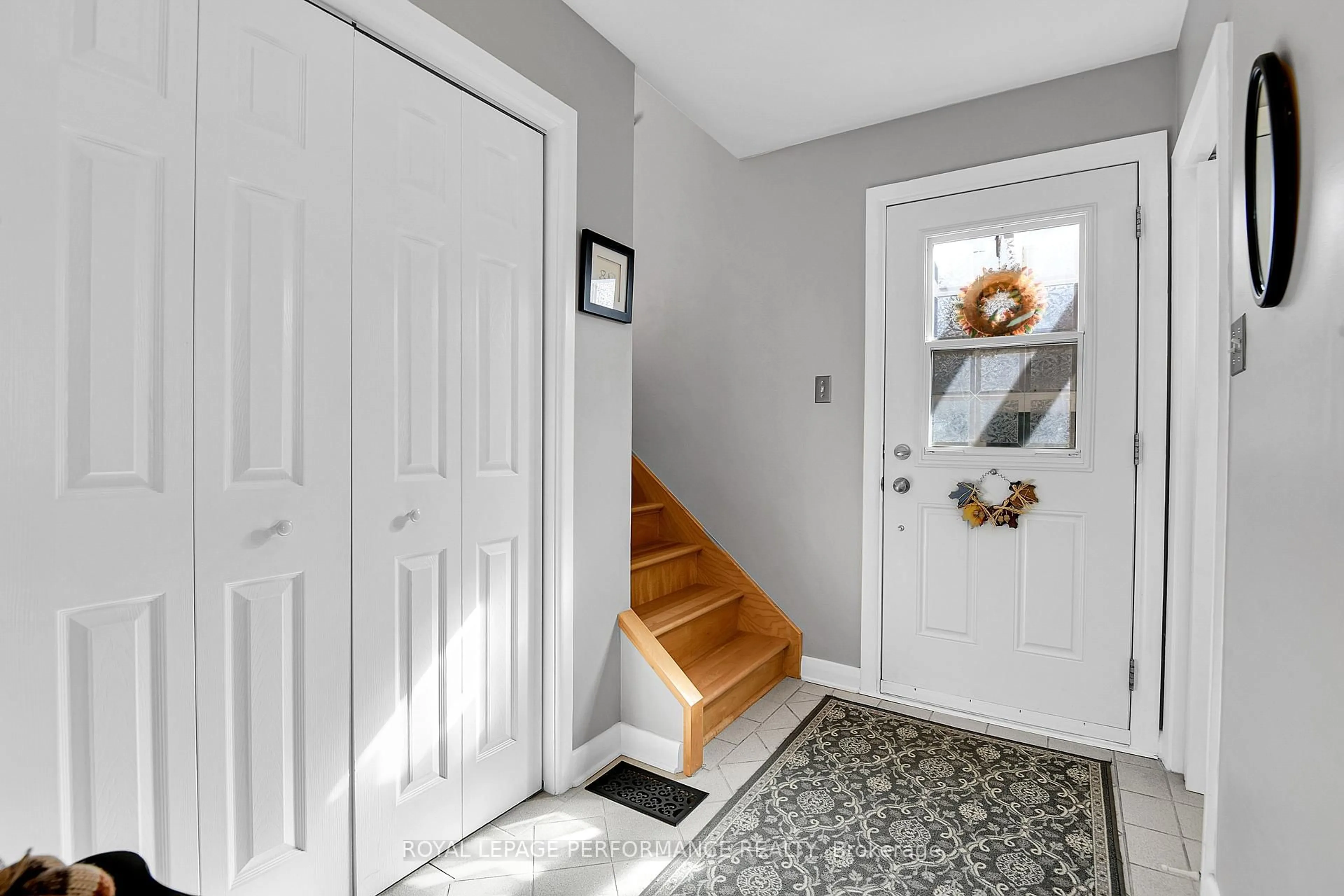 Indoor entryway for 2239 Webster Ave, Ottawa Ontario K1H 7H1