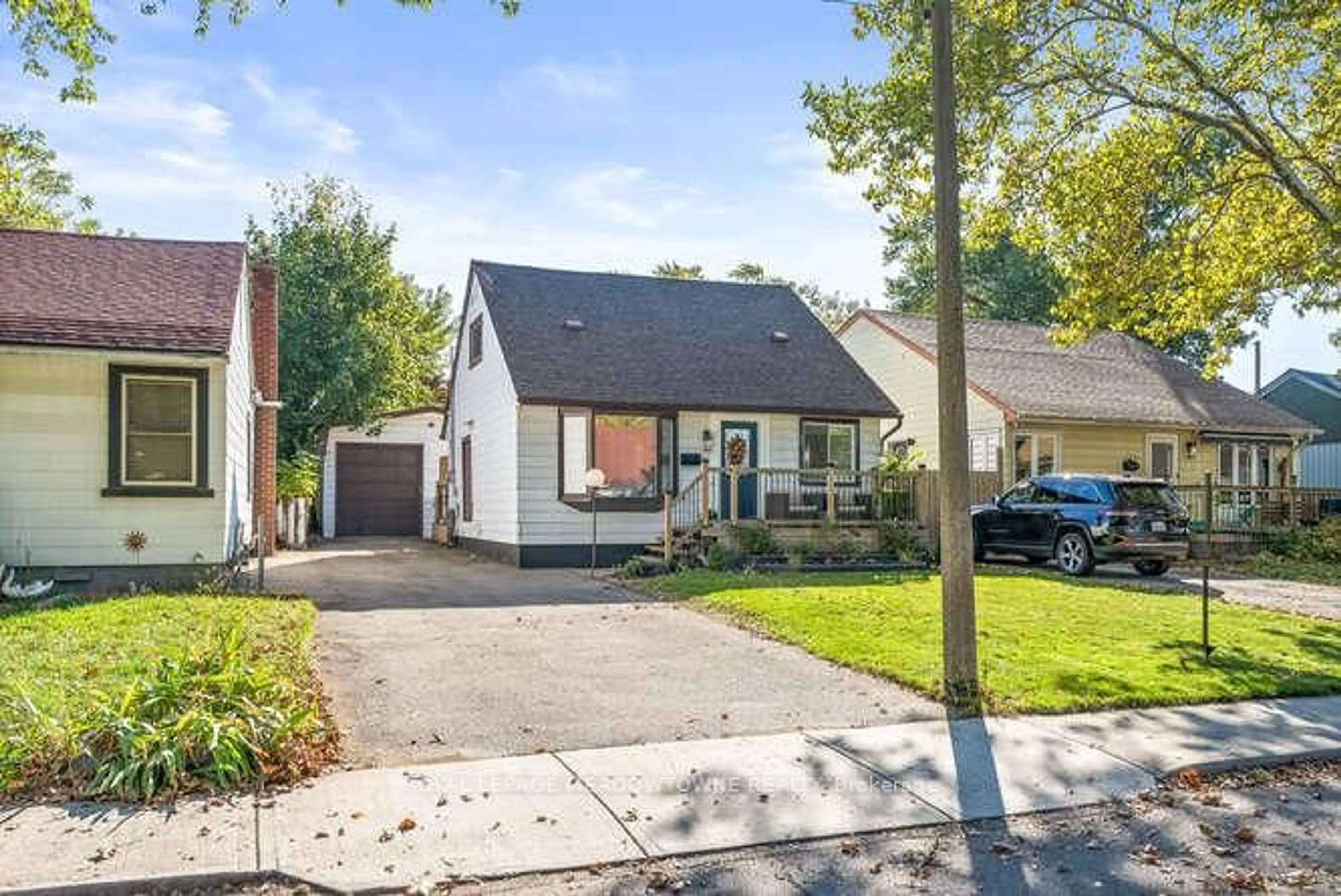 Home with vinyl exterior material, street for 284 Ivon Ave, Hamilton Ontario L8H 5T2
