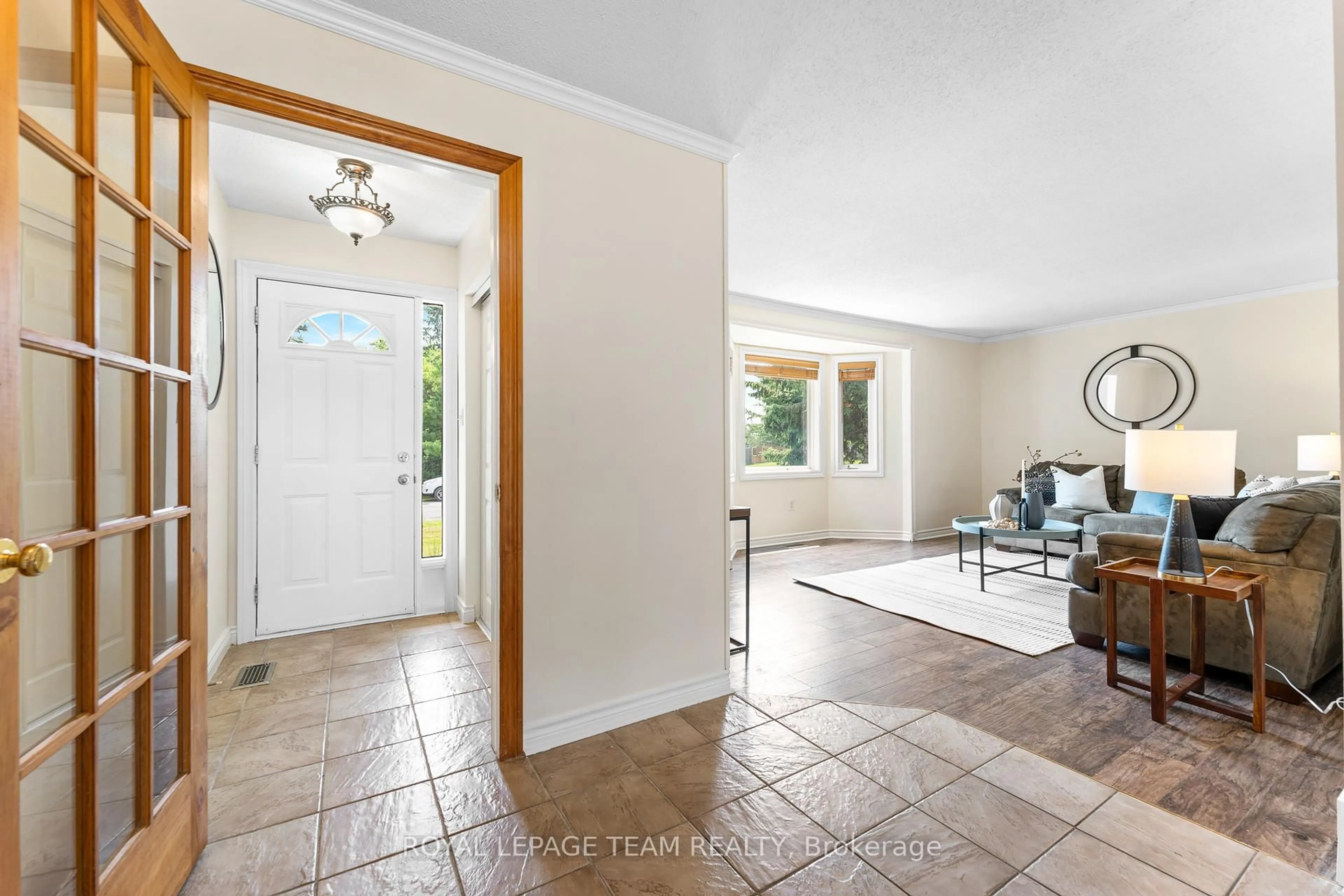 Indoor entryway for 106 Porcupine Tr, Ottawa Ontario K0A 1T0