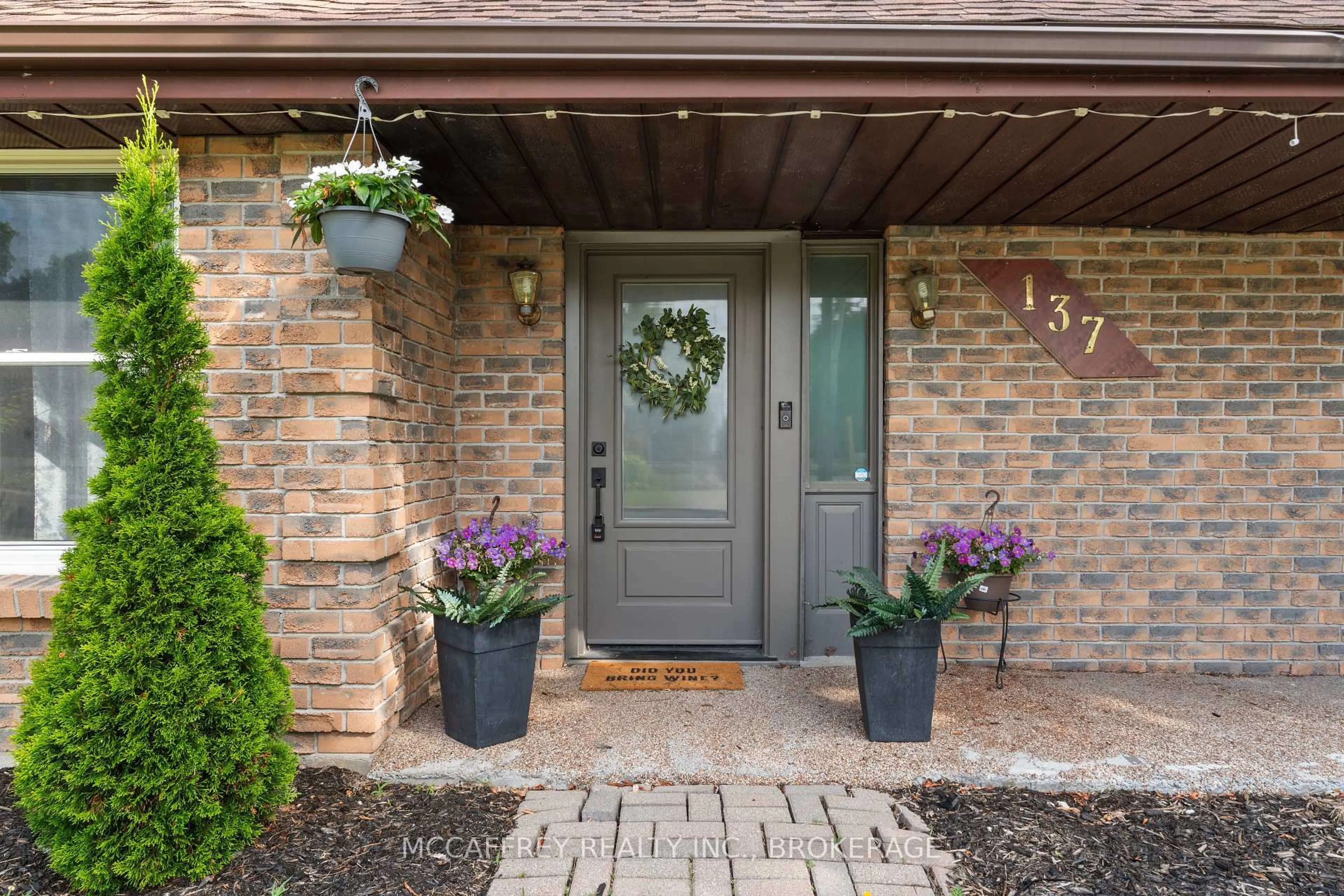 Indoor entryway for 137 Thomas St, Greater Napanee Ontario K7R 2H4