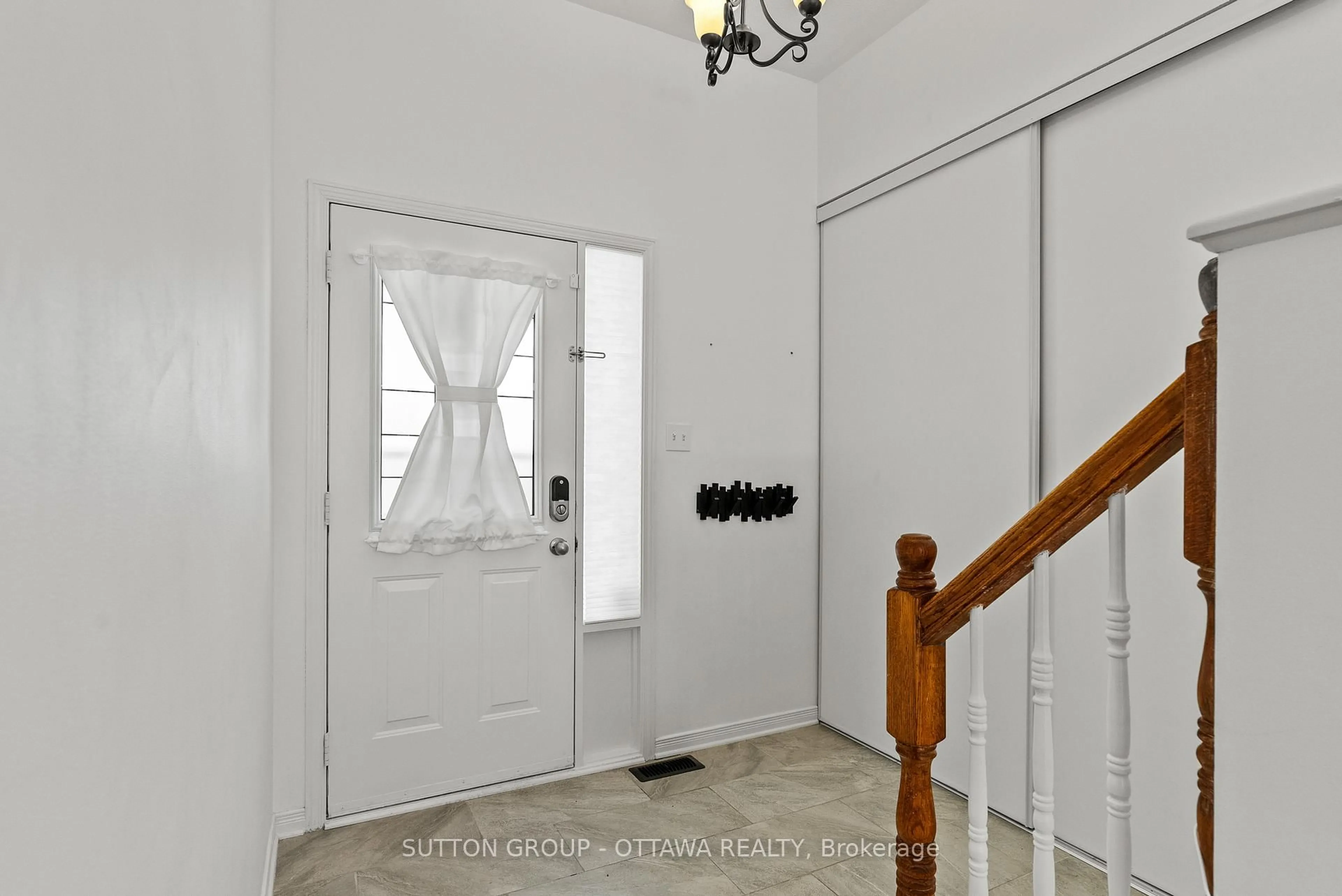 Indoor entryway for 168 Crampton Dr, Carleton Place Ontario K7C 4P4