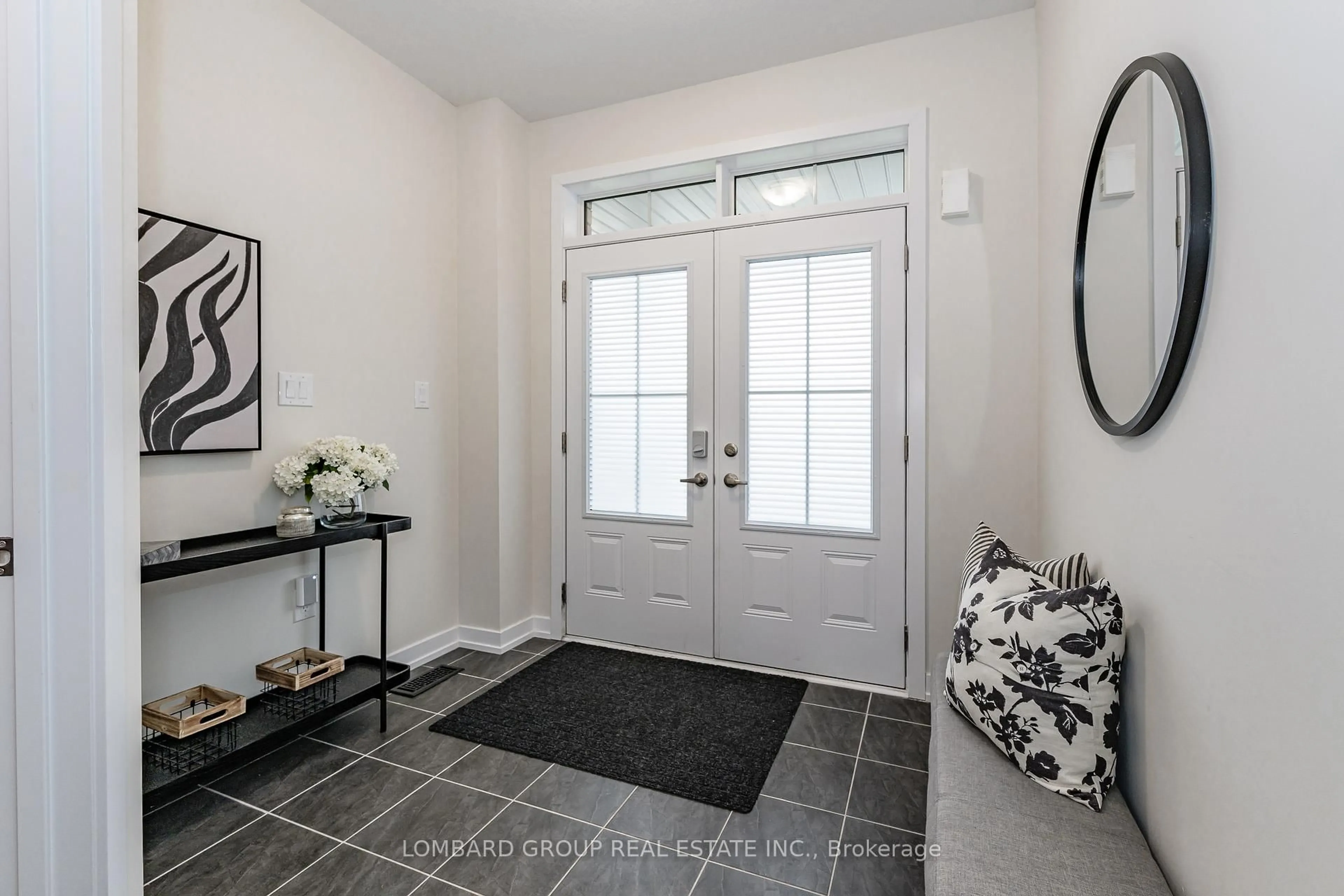 Indoor entryway for 116 Whithorn Cres, Haldimand Ontario N3W 0G4