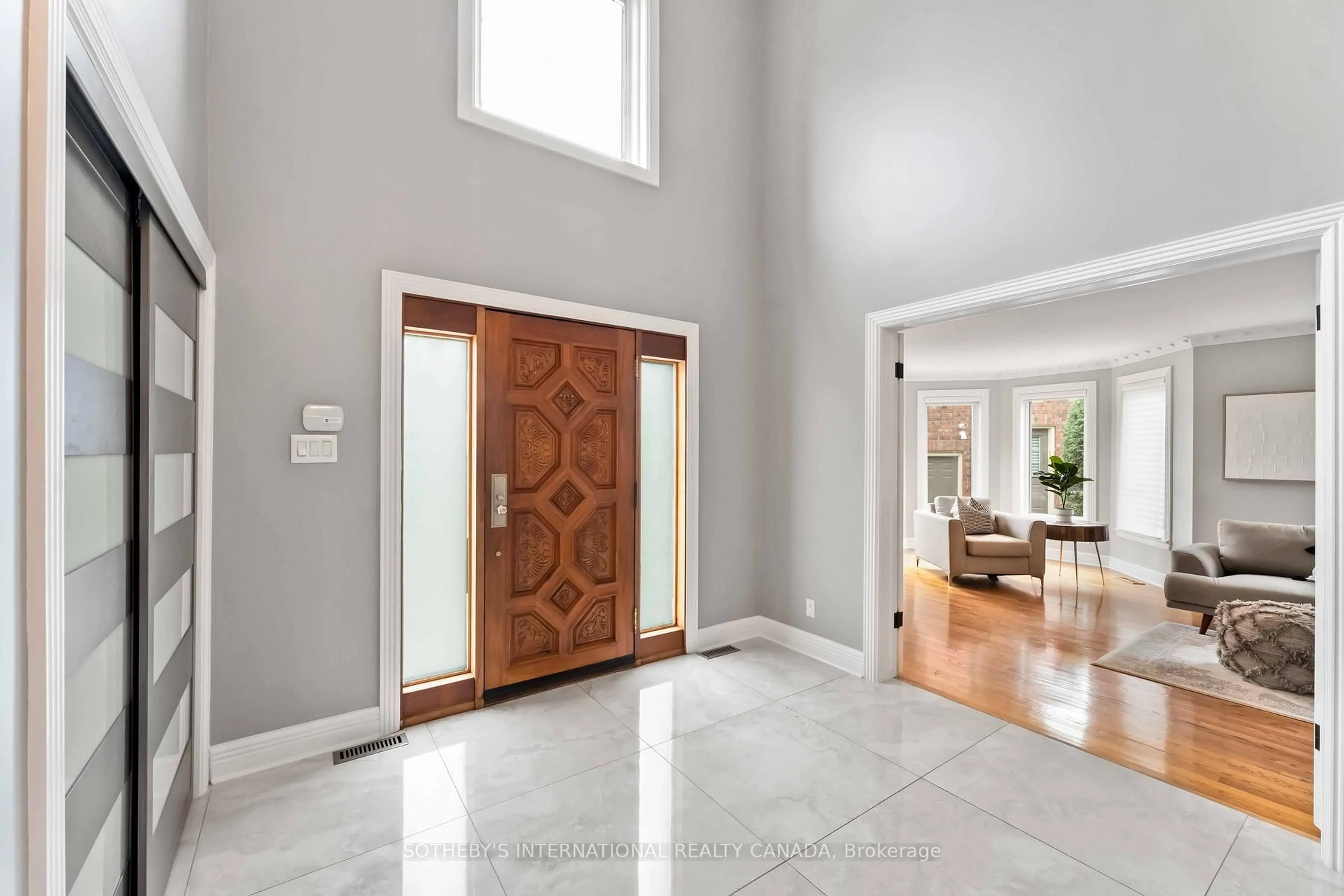 Indoor entryway for 19 Campfield Crt, Ottawa Ontario K2E 7X8