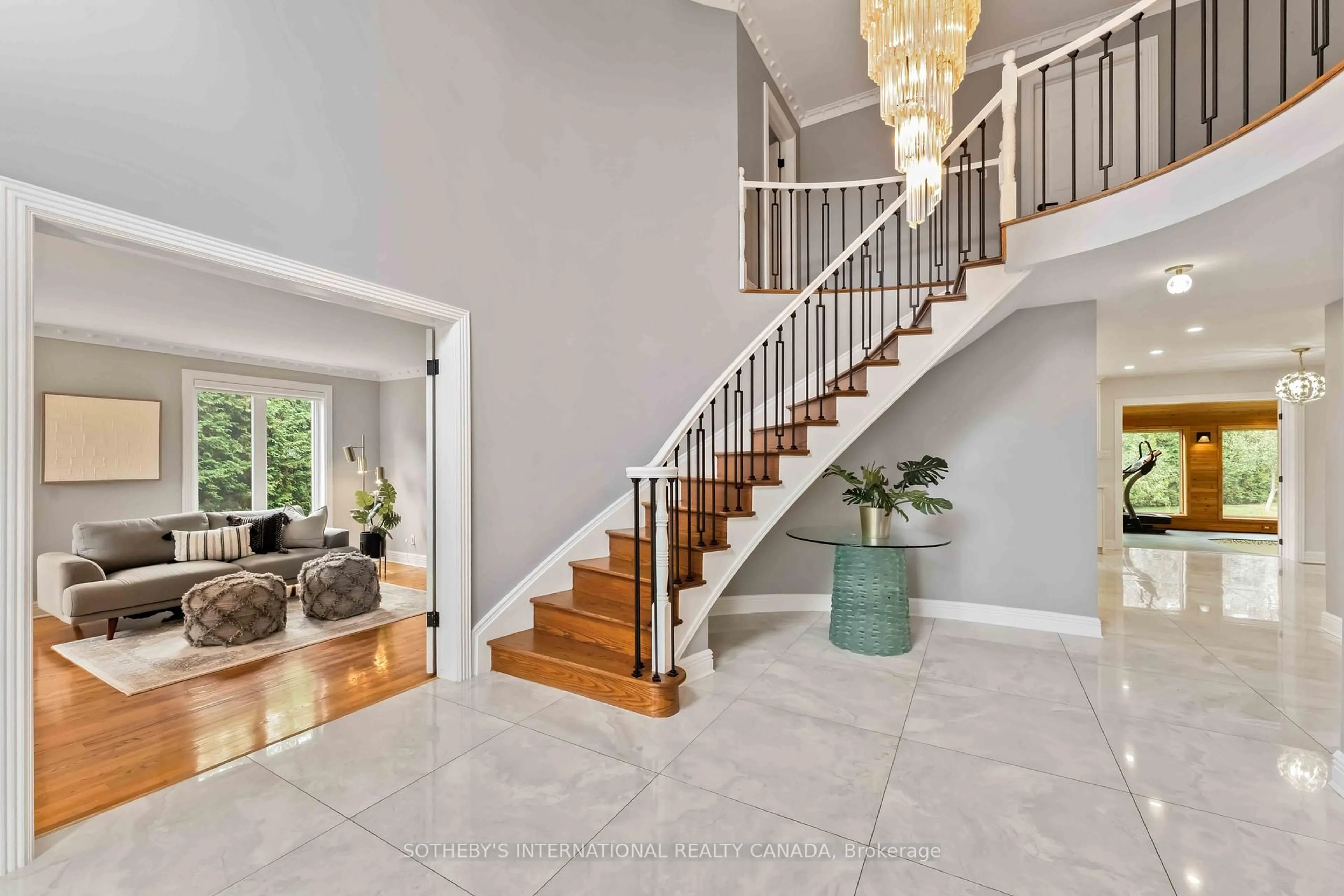 Indoor entryway for 19 Campfield Crt, Ottawa Ontario K2E 7X8