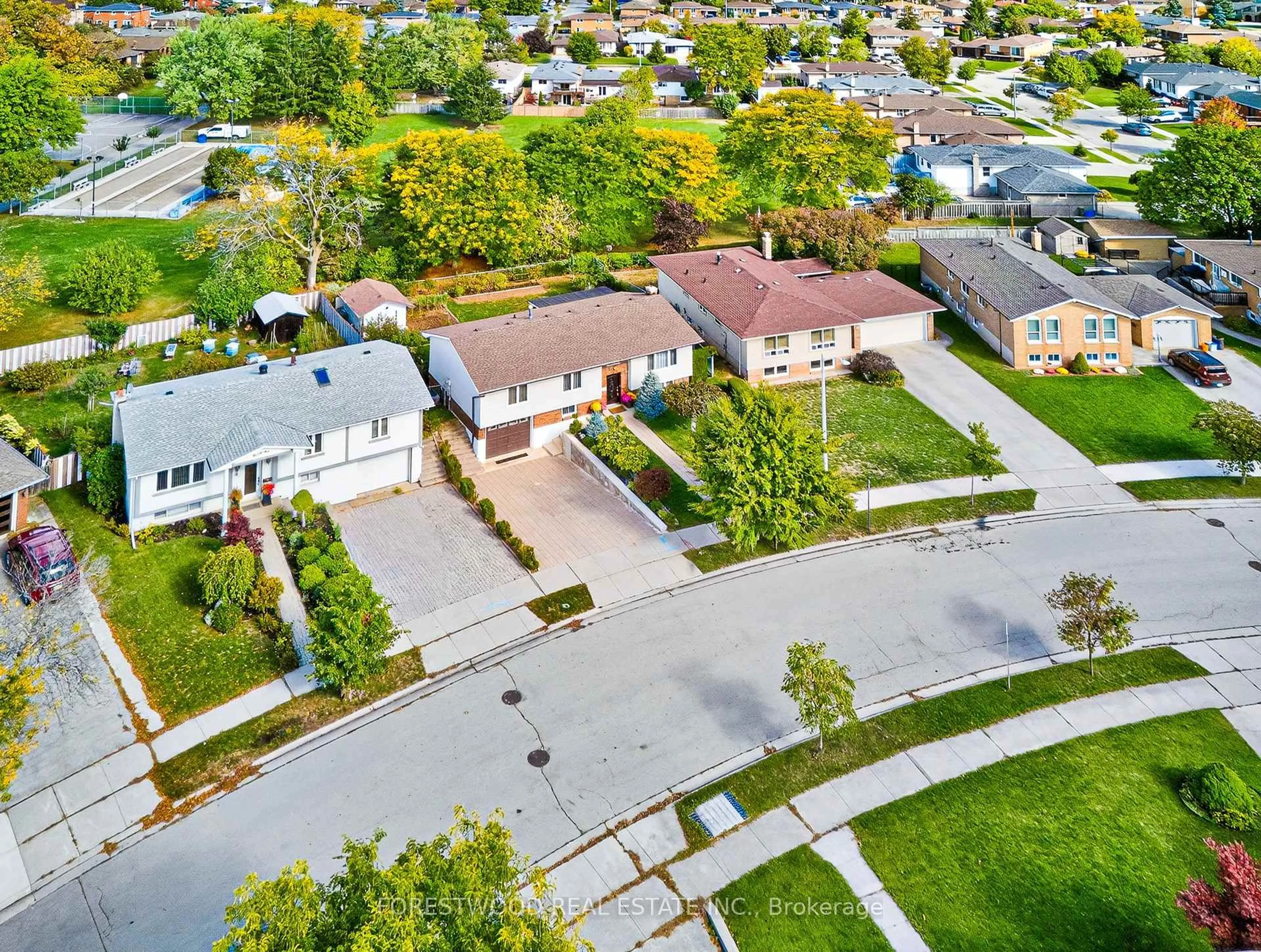 A pic from outside/outdoor area/front of a property/back of a property/a pic from drone, street for 93 Deerhurst Rd, Hamilton Ontario L8E 3G2