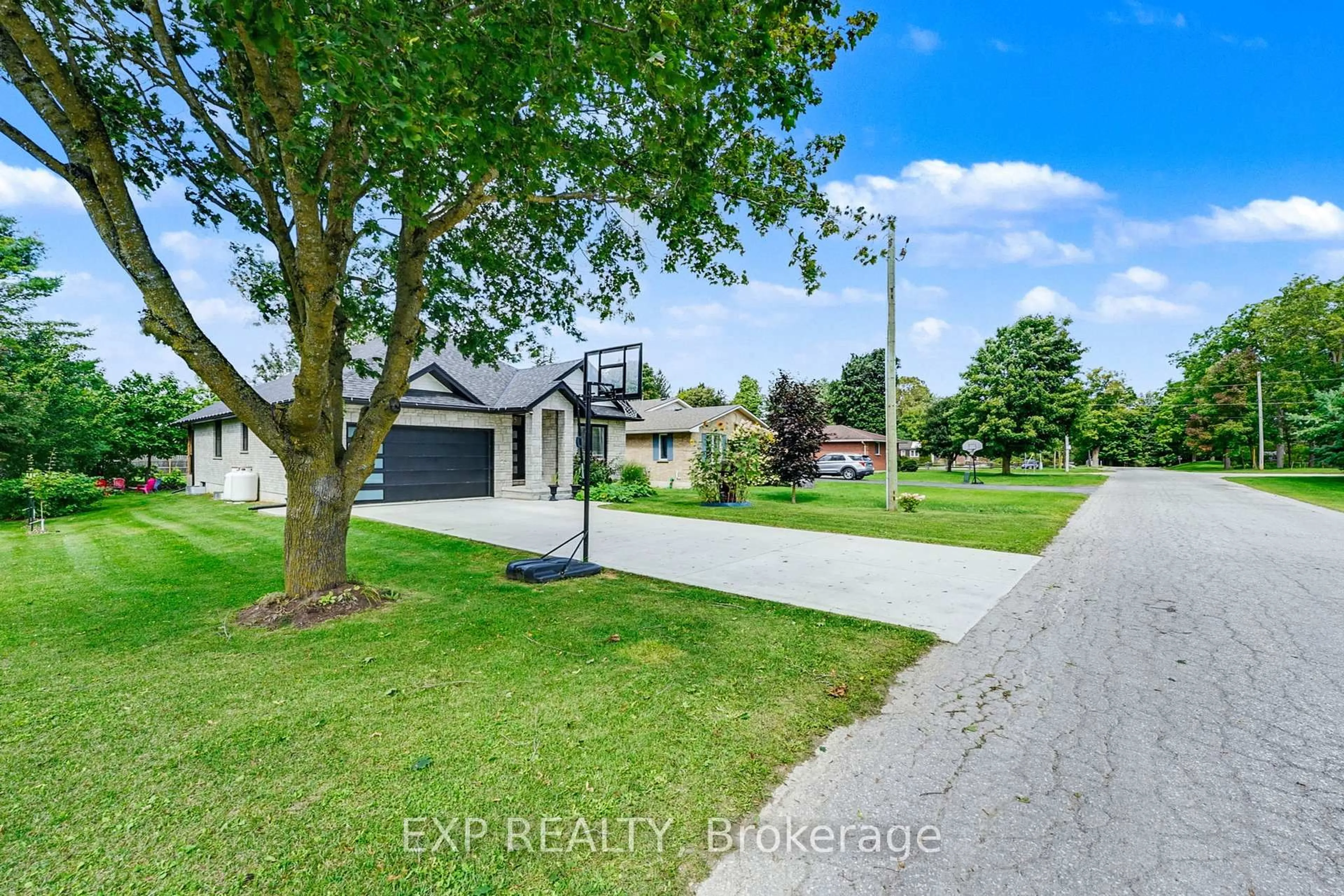 A pic from outside/outdoor area/front of a property/back of a property/a pic from drone, street for 1105 Marietta St, Howick Ontario N0G 2X0
