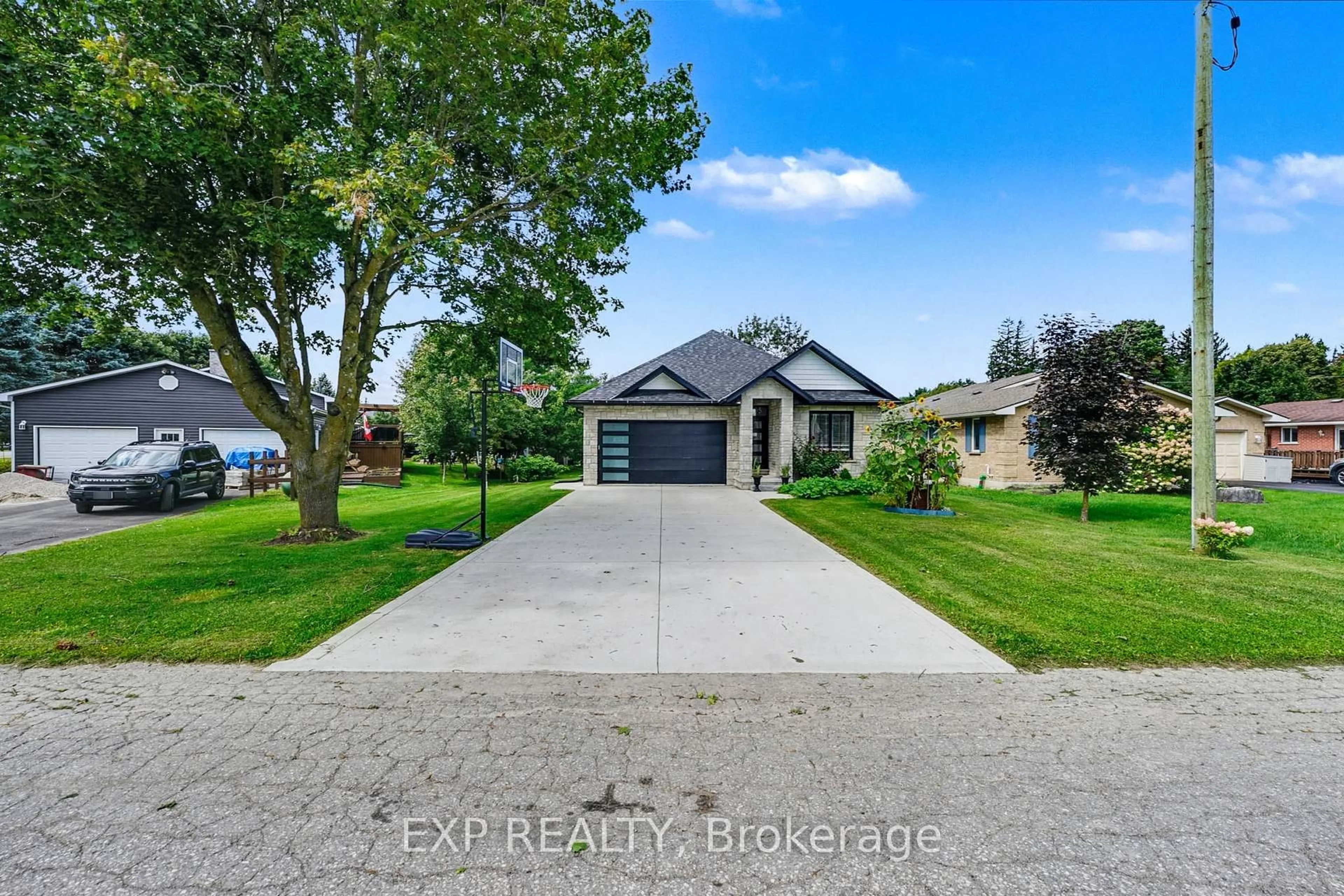 A pic from outside/outdoor area/front of a property/back of a property/a pic from drone, street for 1105 Marietta St, Howick Ontario N0G 2X0