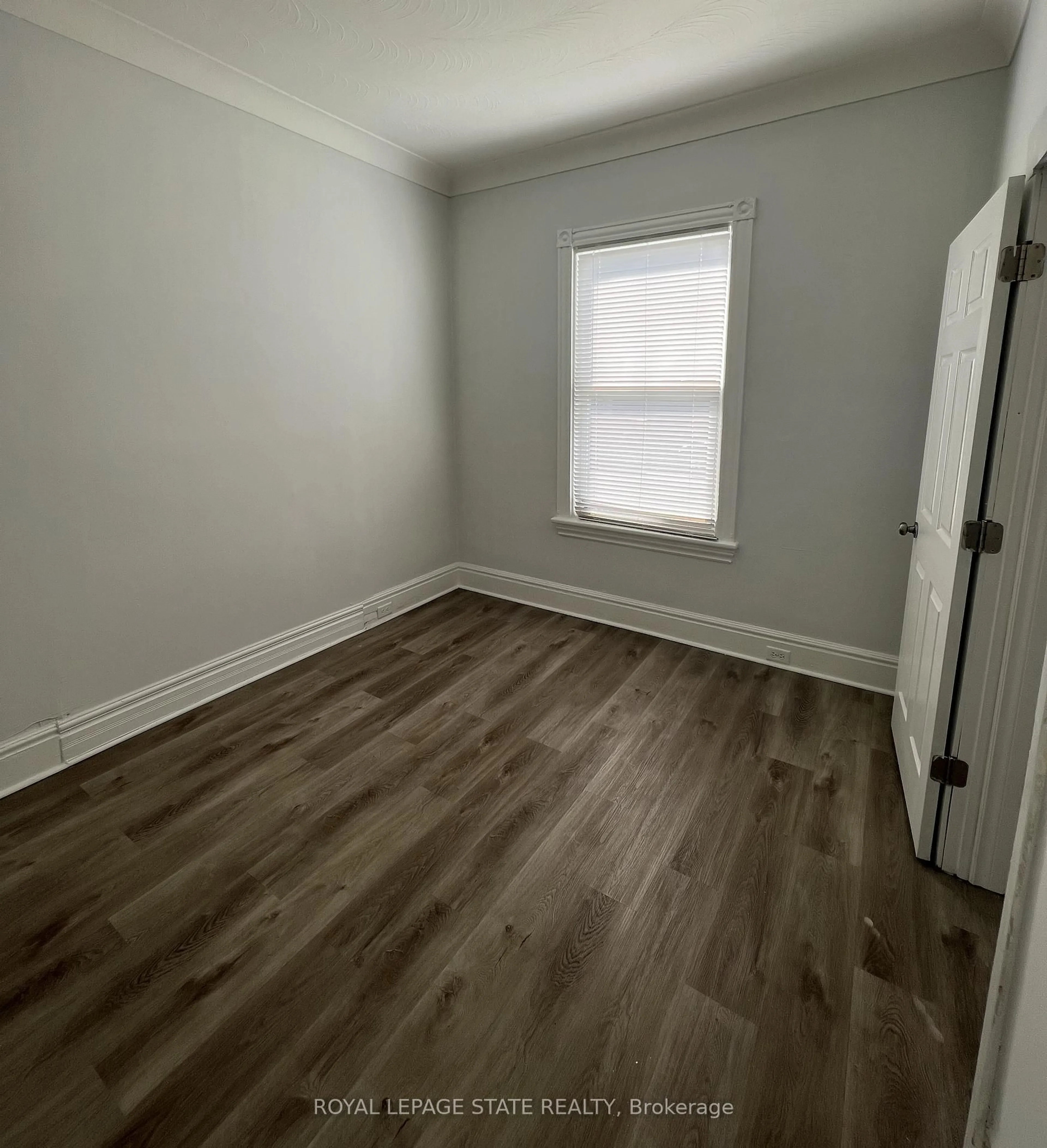 A pic of a room for 44 Madison Ave, Hamilton Ontario L8L 5Y1