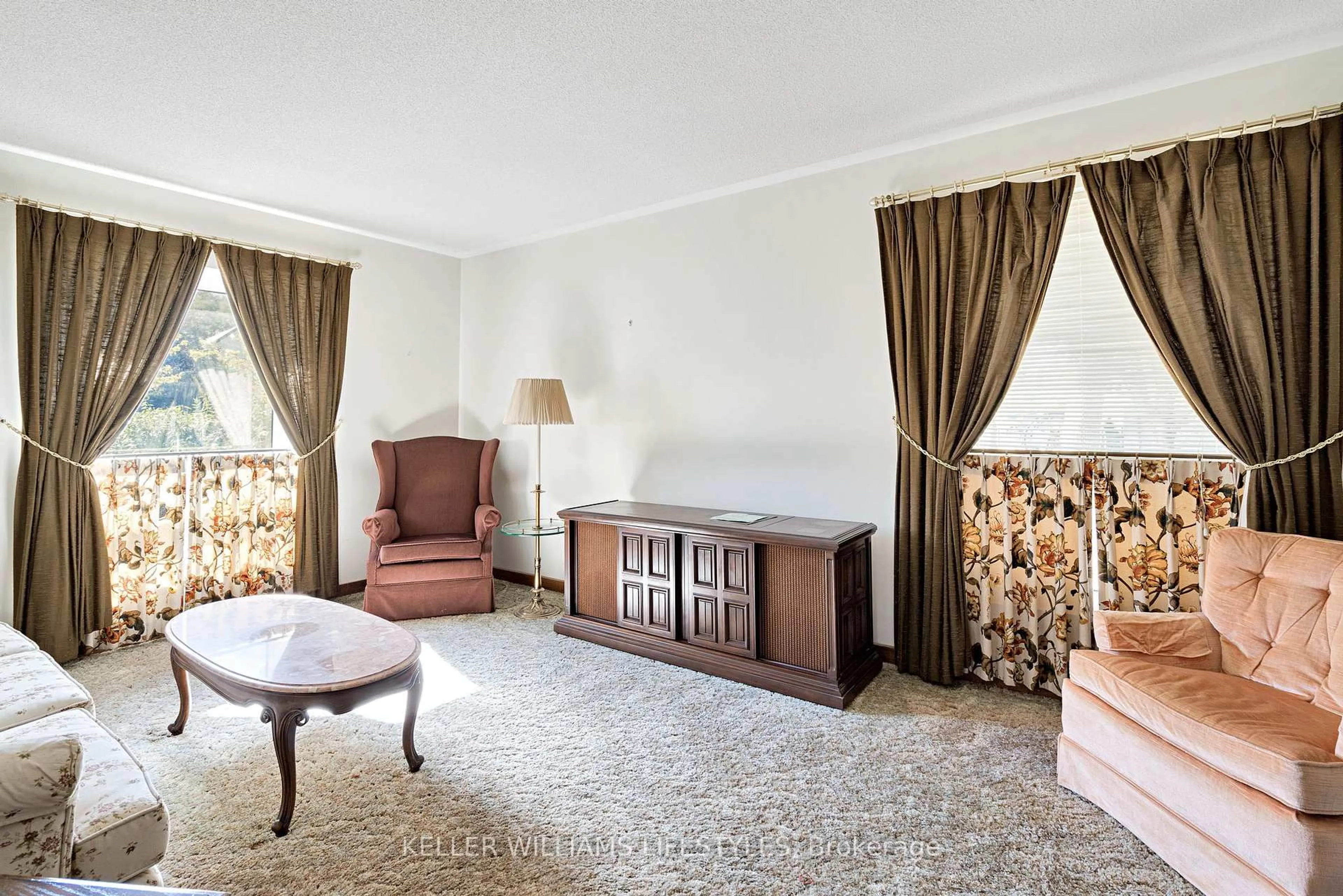 Living room with furniture, carpet floor for 138 Gardenvale Cres, London South Ontario N6J 4B9