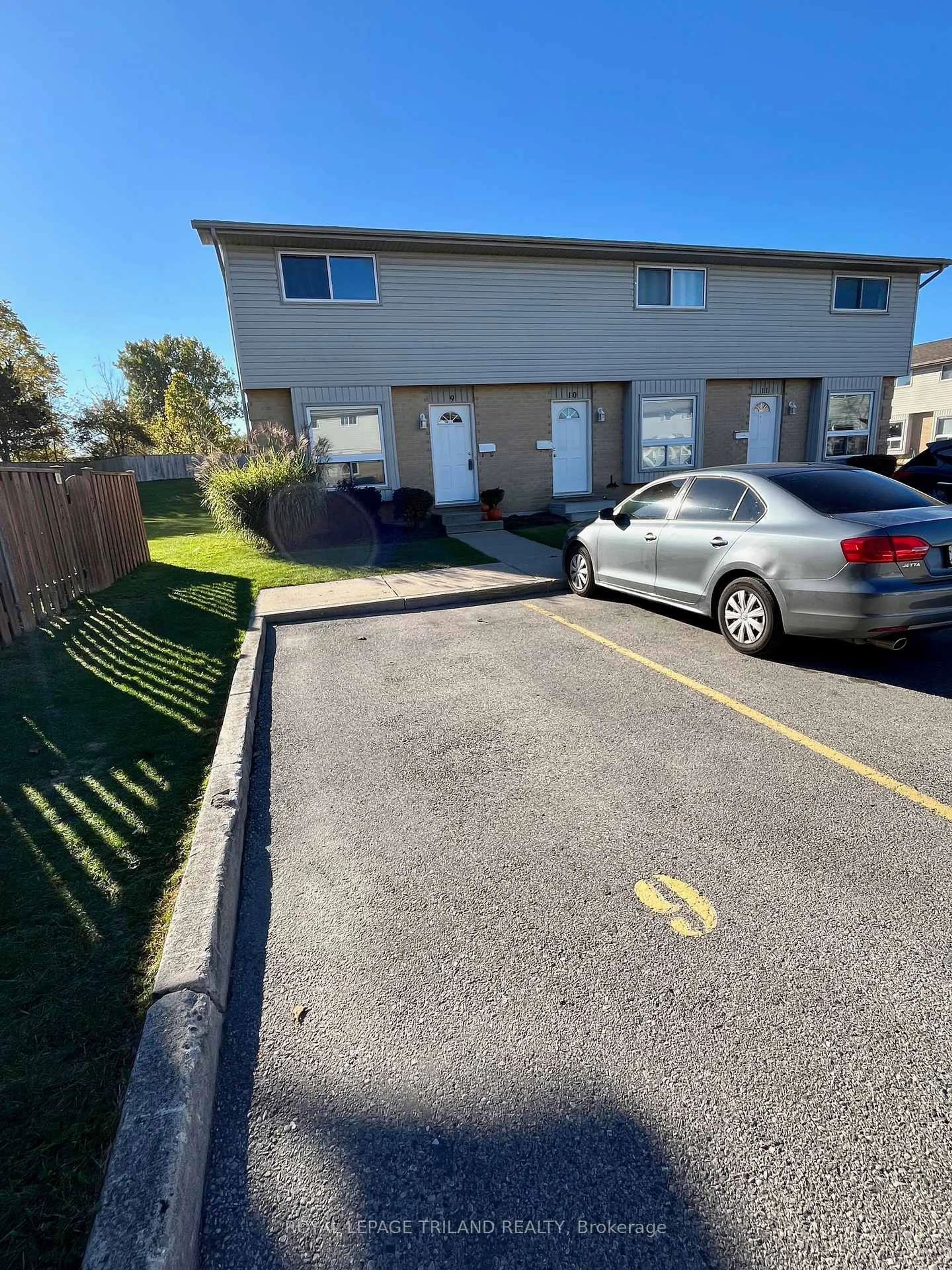 A pic from outside/outdoor area/front of a property/back of a property/a pic from drone, street for 577 THIRD St #9, London East Ontario N5V 4B8