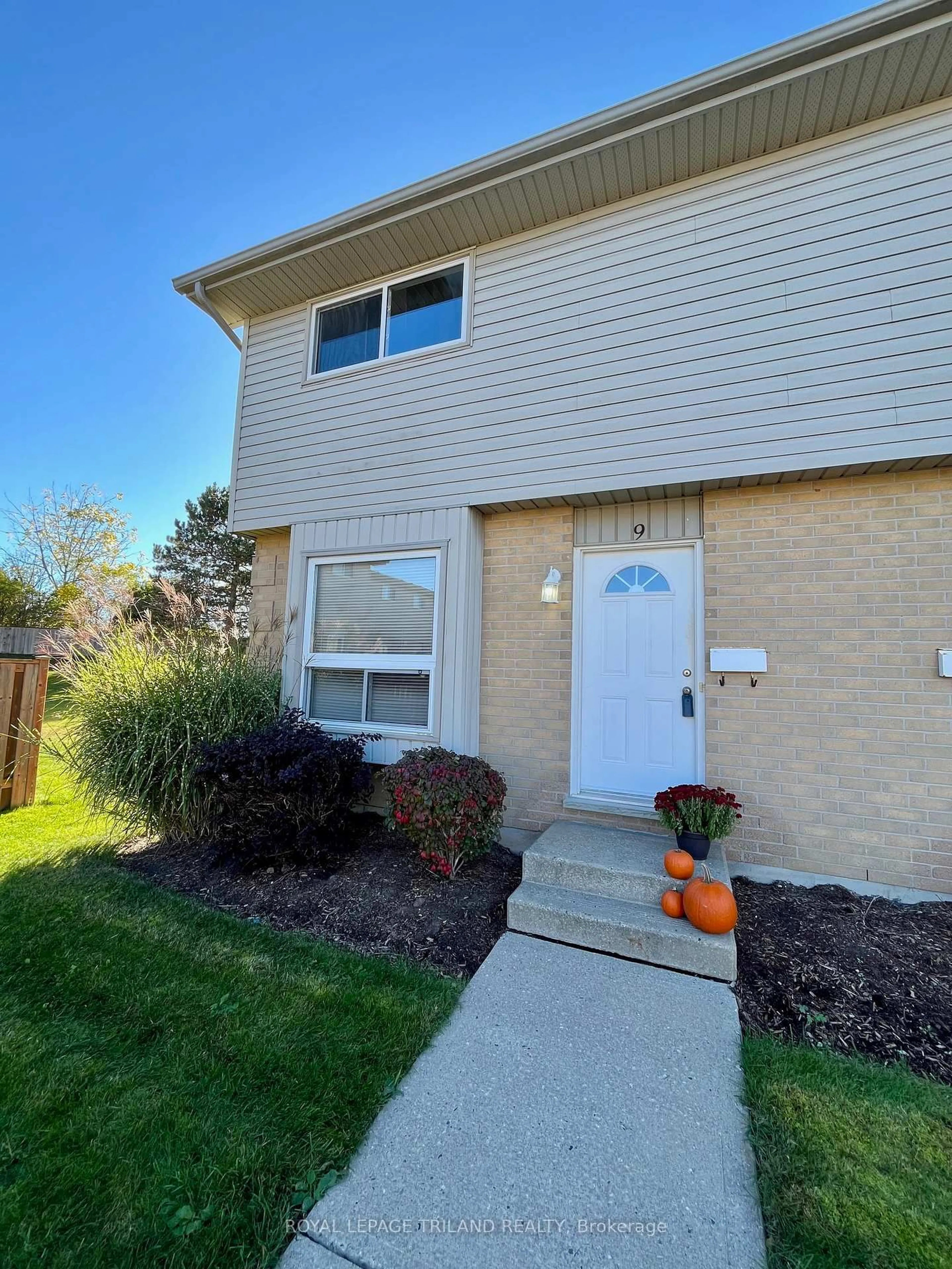 Home with vinyl exterior material, street for 577 THIRD St #9, London East Ontario N5V 4B8