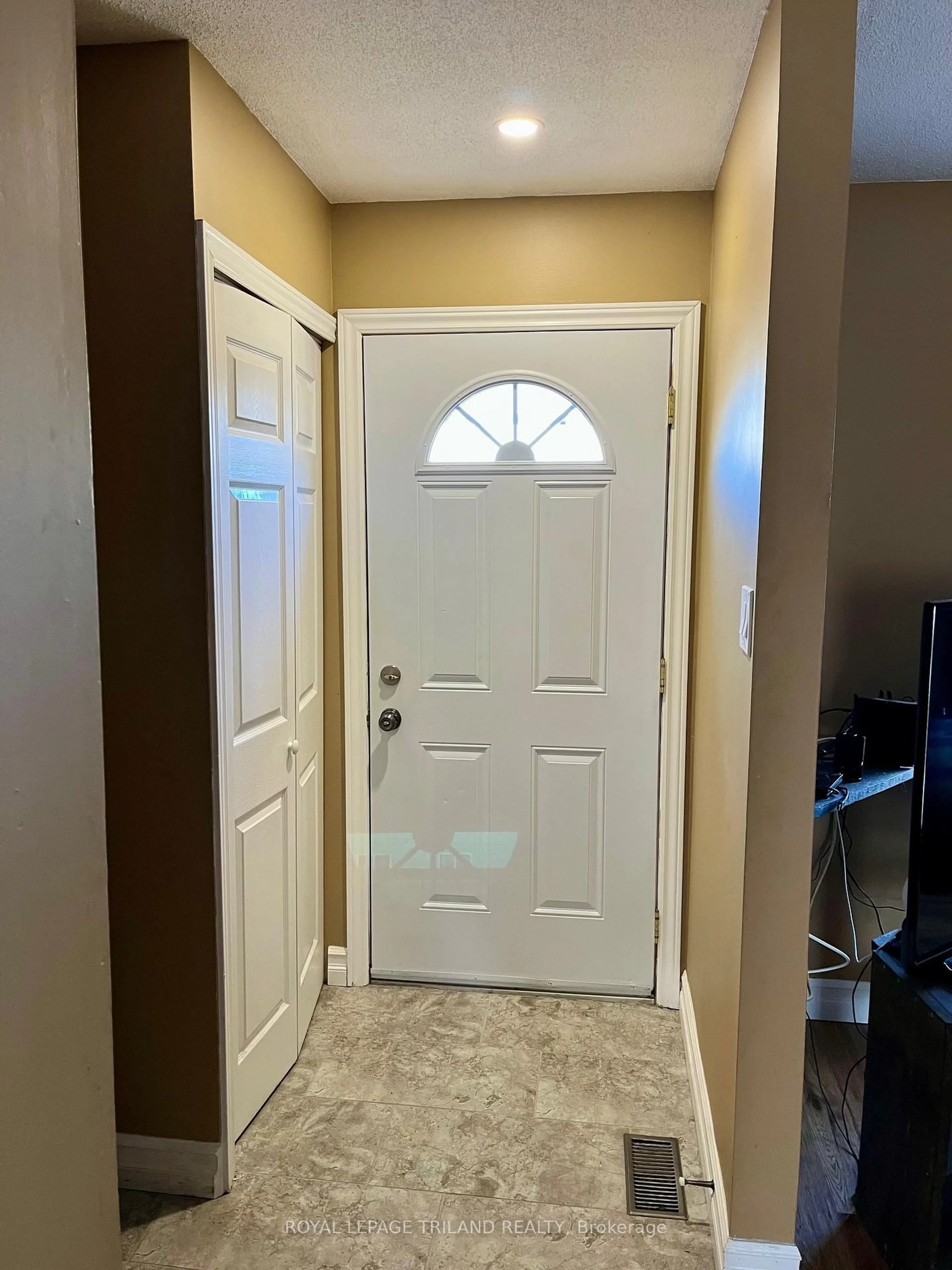 Indoor entryway for 577 THIRD St #9, London East Ontario N5V 4B8