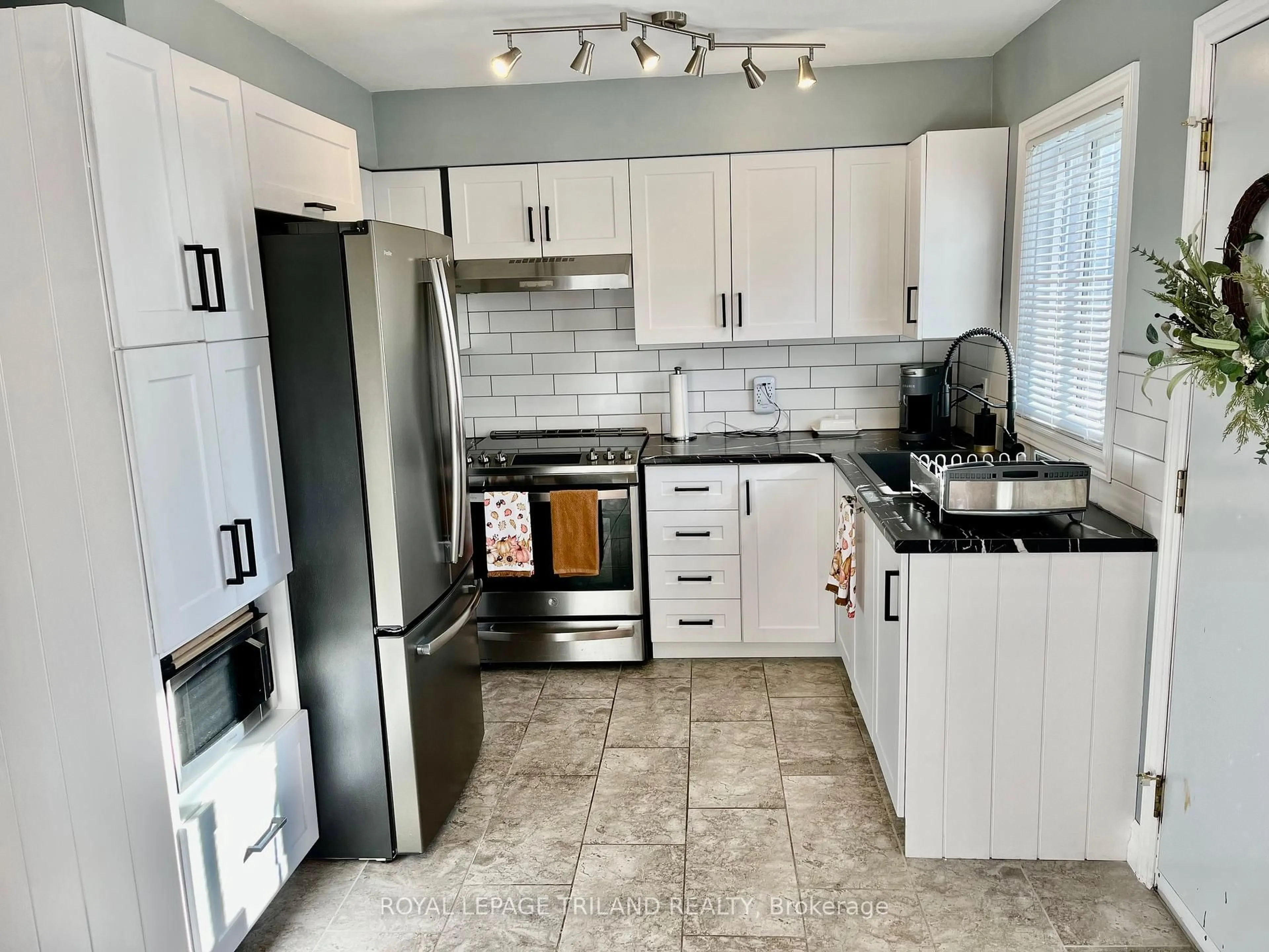 Standard kitchen, ceramic/tile floor for 577 THIRD St #9, London East Ontario N5V 4B8
