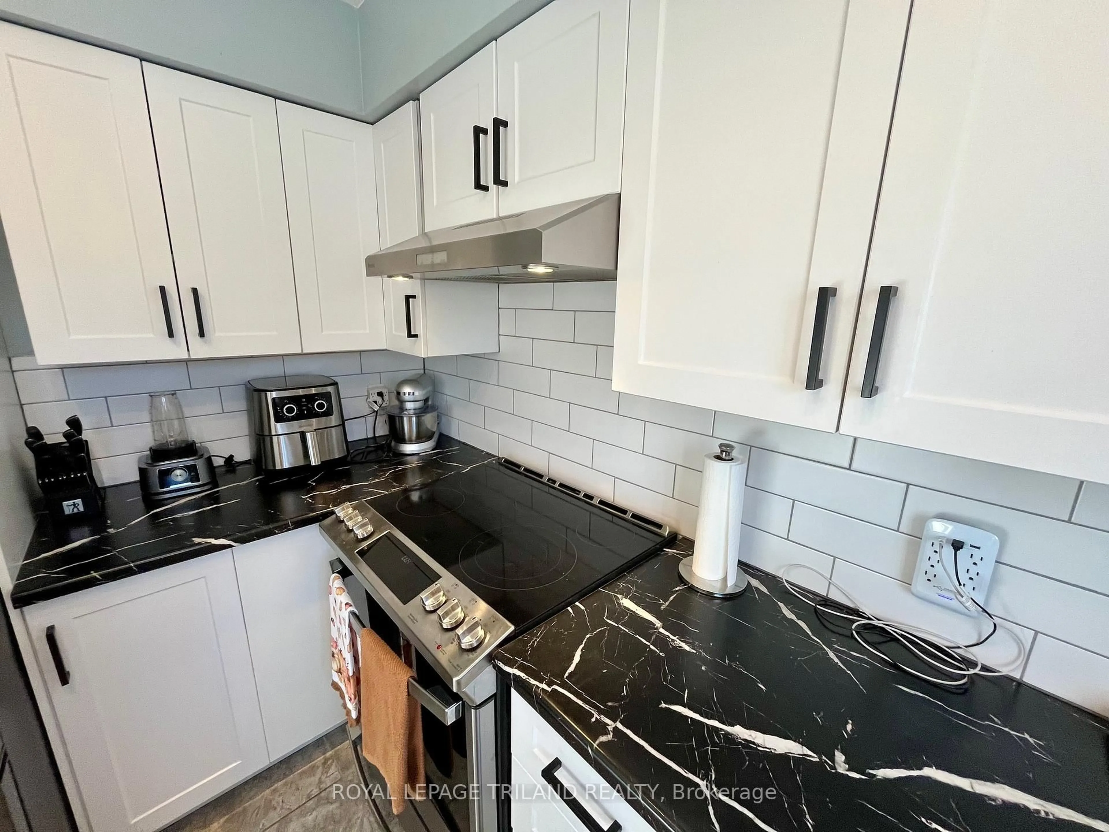 Standard kitchen, ceramic/tile floor for 577 THIRD St #9, London East Ontario N5V 4B8