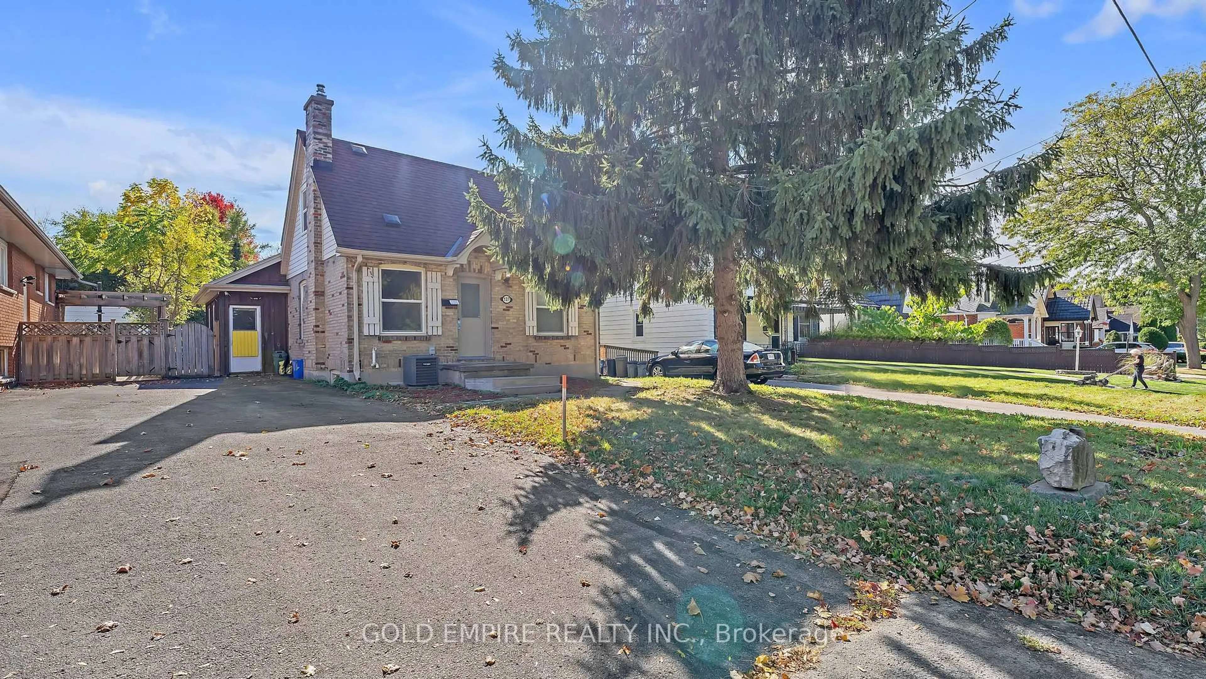 A pic from outside/outdoor area/front of a property/back of a property/a pic from drone, street for 727 Whetter Ave, London South Ontario N6C 2H1