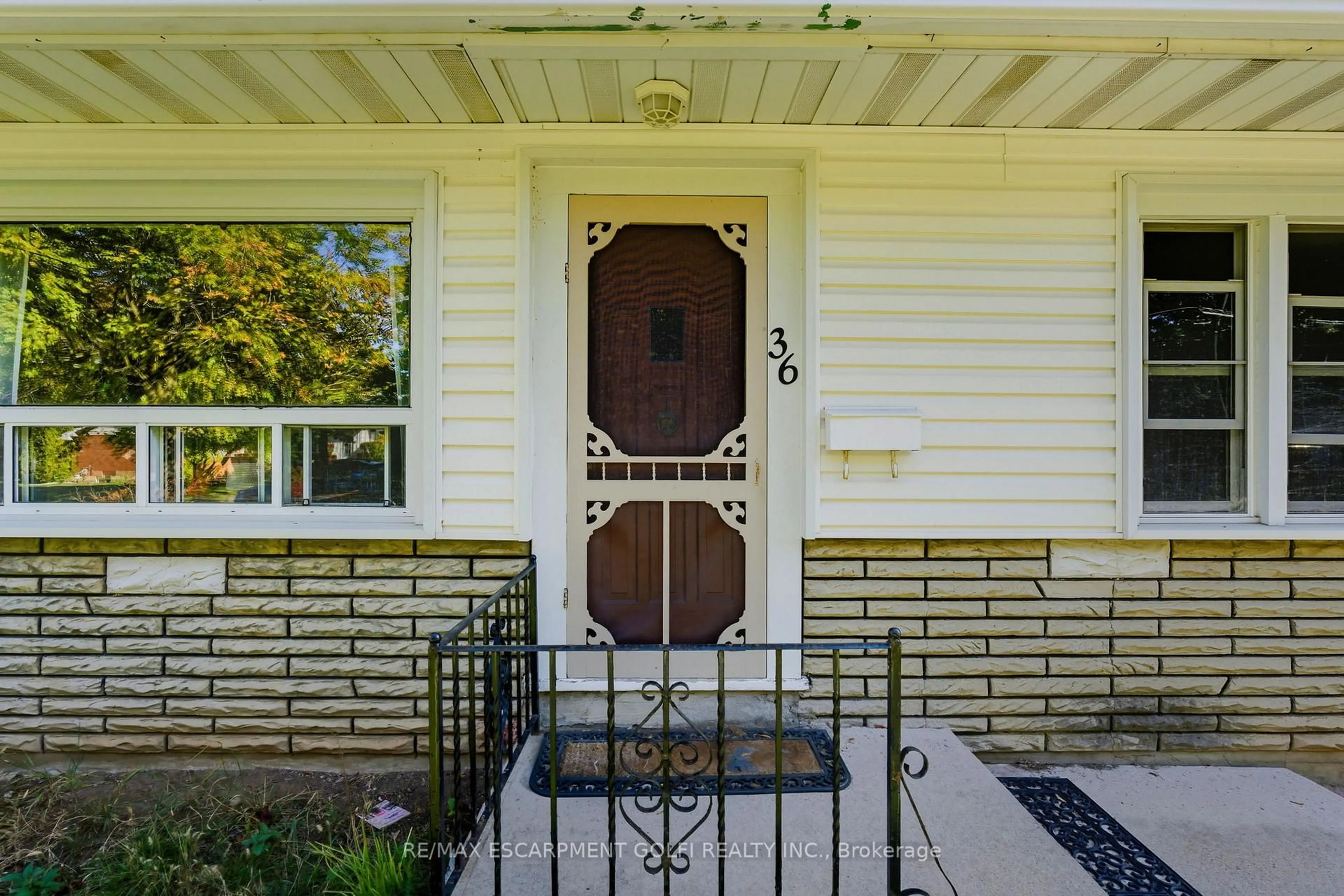 Indoor entryway for 36 Woodelm Dr, St. Catharines Ontario L2M 4N3