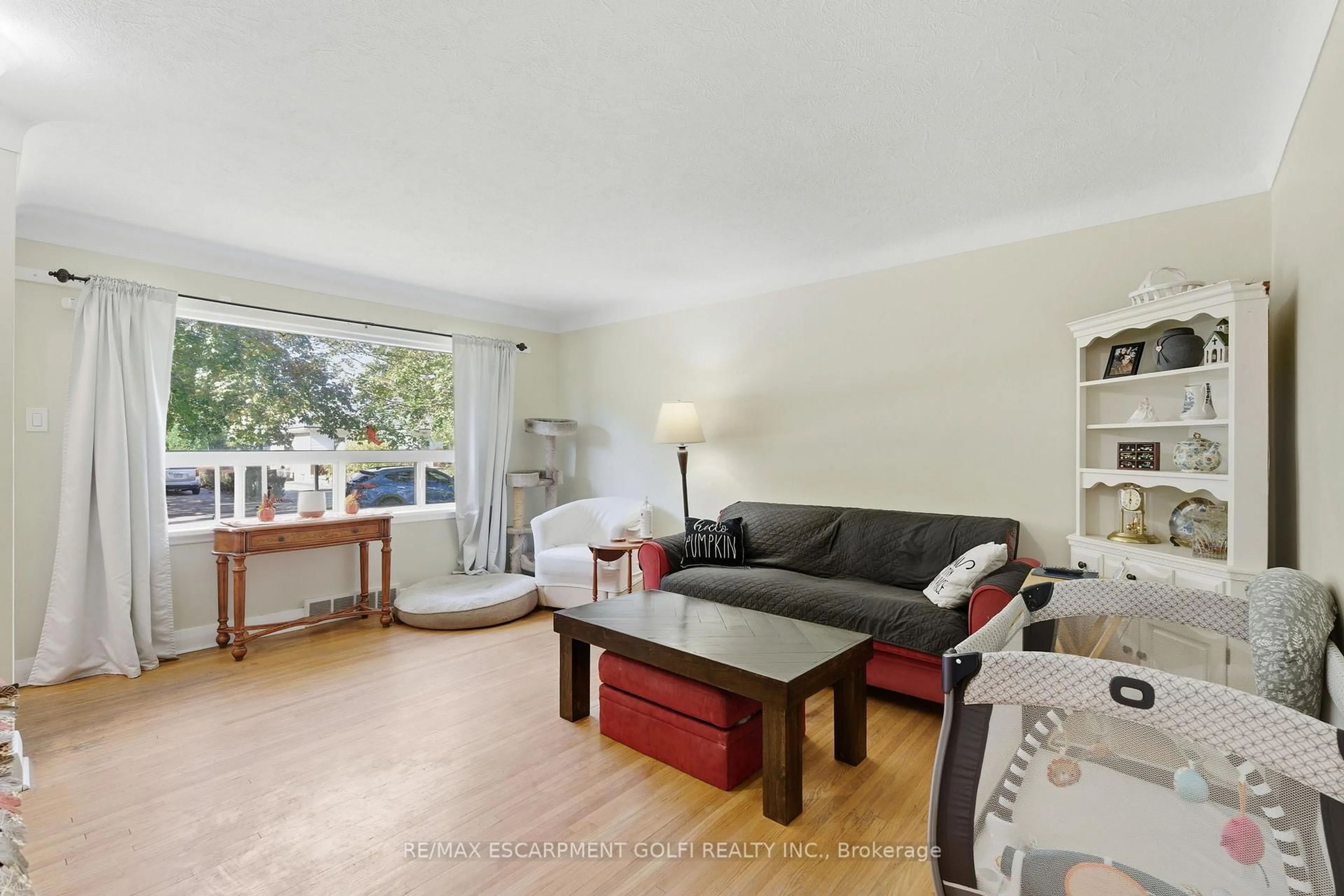 Living room with furniture, unknown for 36 Woodelm Dr, St. Catharines Ontario L2M 4N3