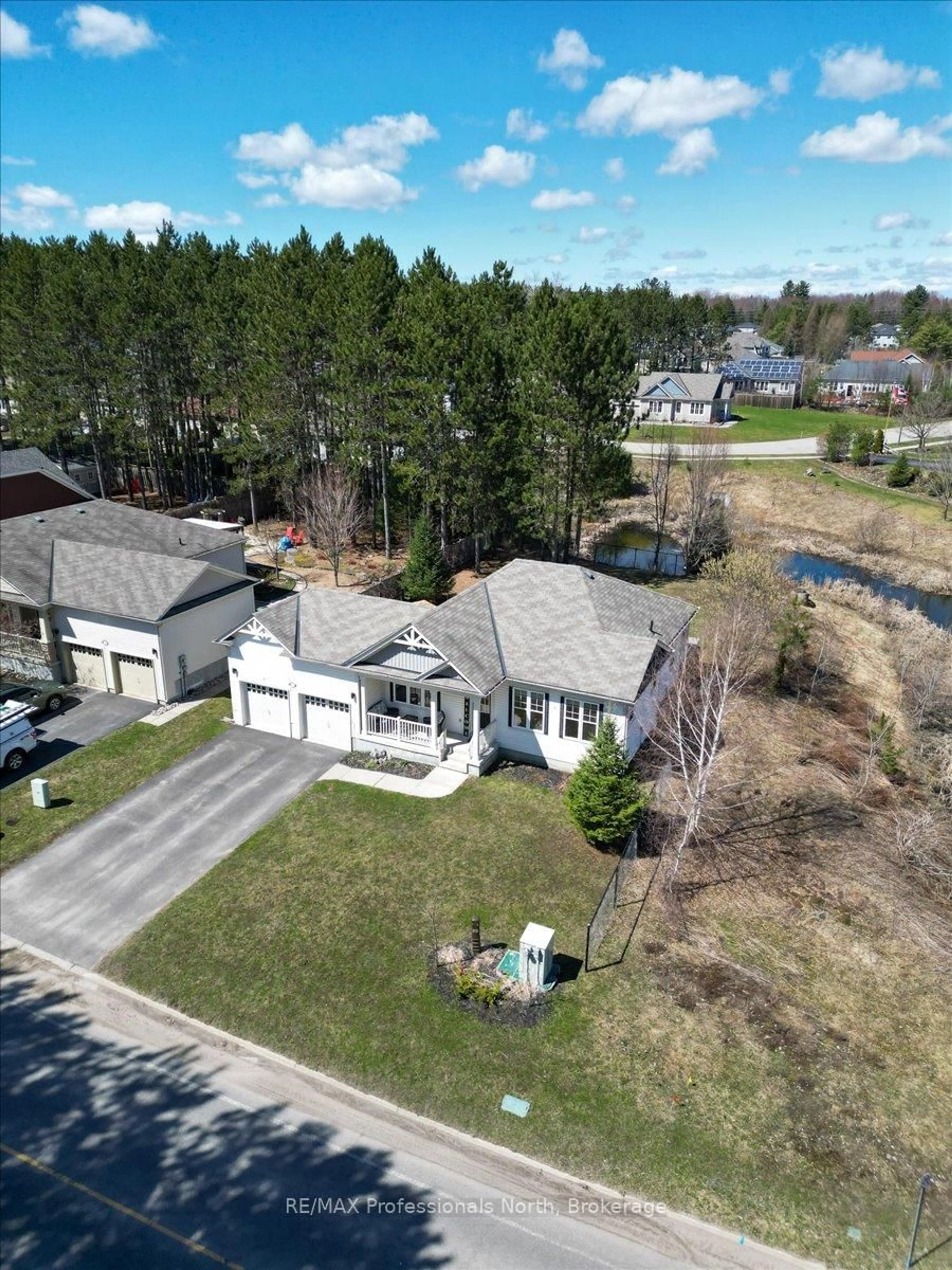 A pic from outside/outdoor area/front of a property/back of a property/a pic from drone, street for 43 CLEARBROOK Tr, Bracebridge Ontario P1L 0A3
