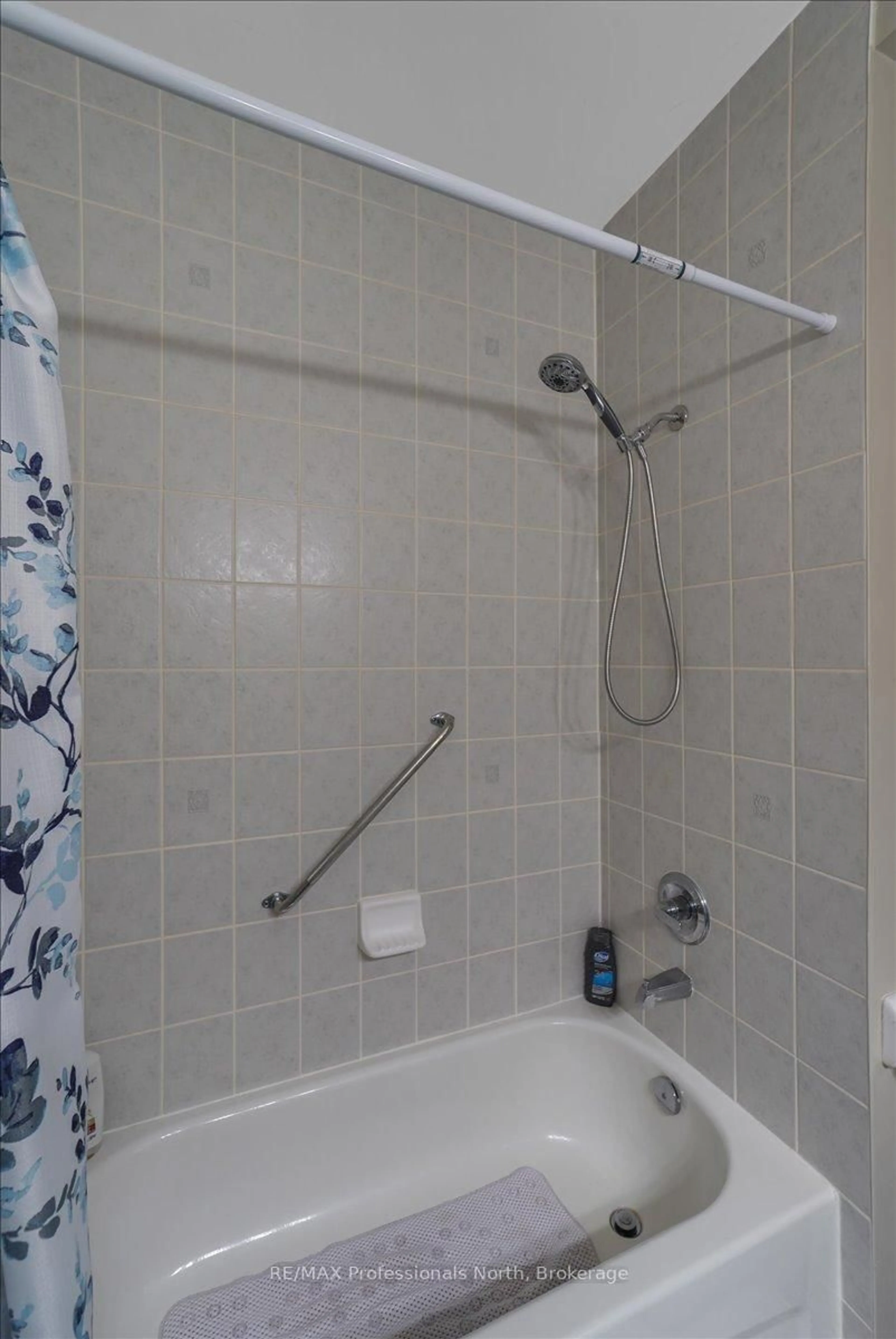 Standard bathroom, unknown for 43 CLEARBROOK Tr, Bracebridge Ontario P1L 0A3