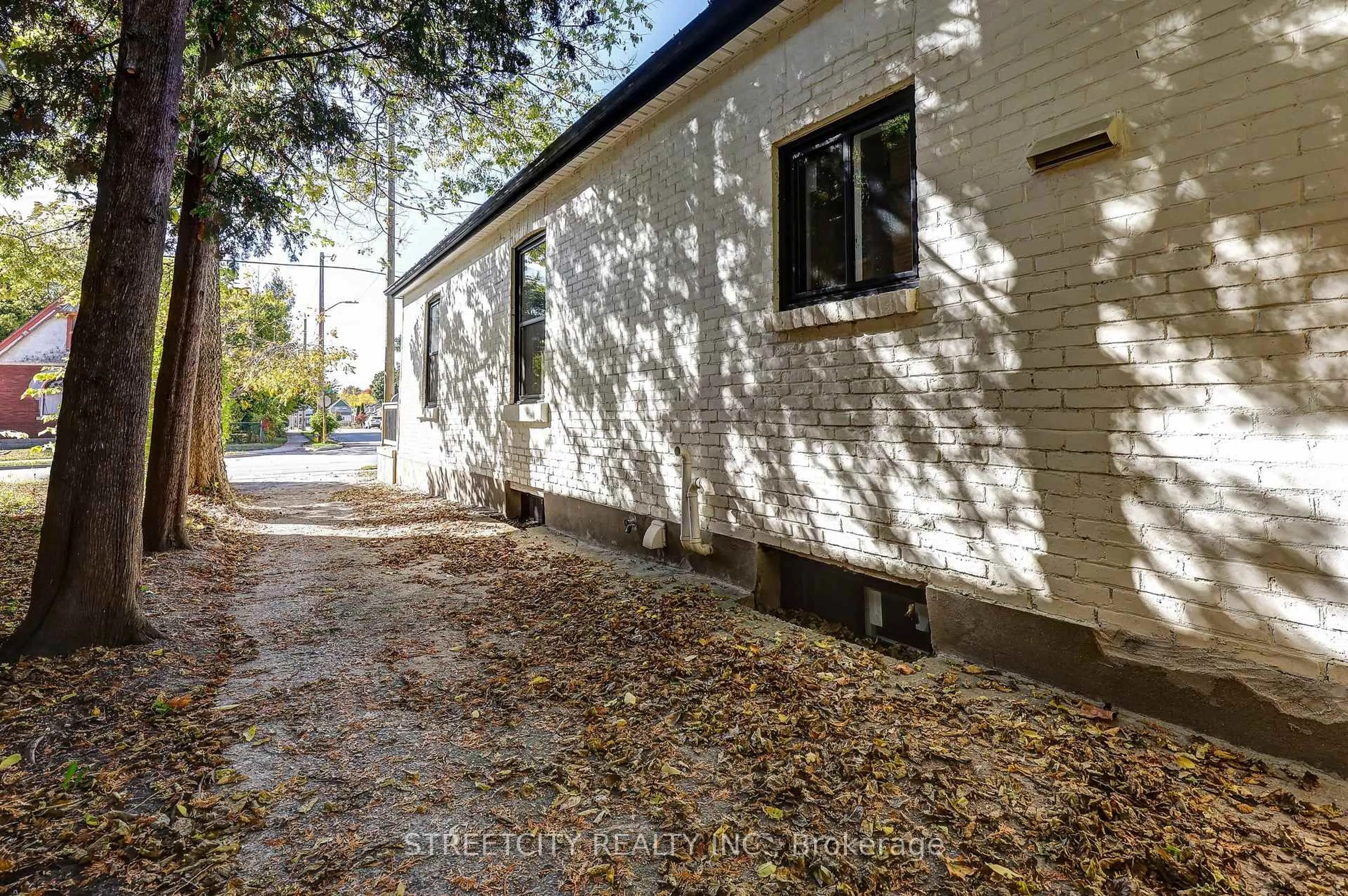 A pic from outside/outdoor area/front of a property/back of a property/a pic from drone, street for 310 Egerton St, London East Ontario N5Z 2G7