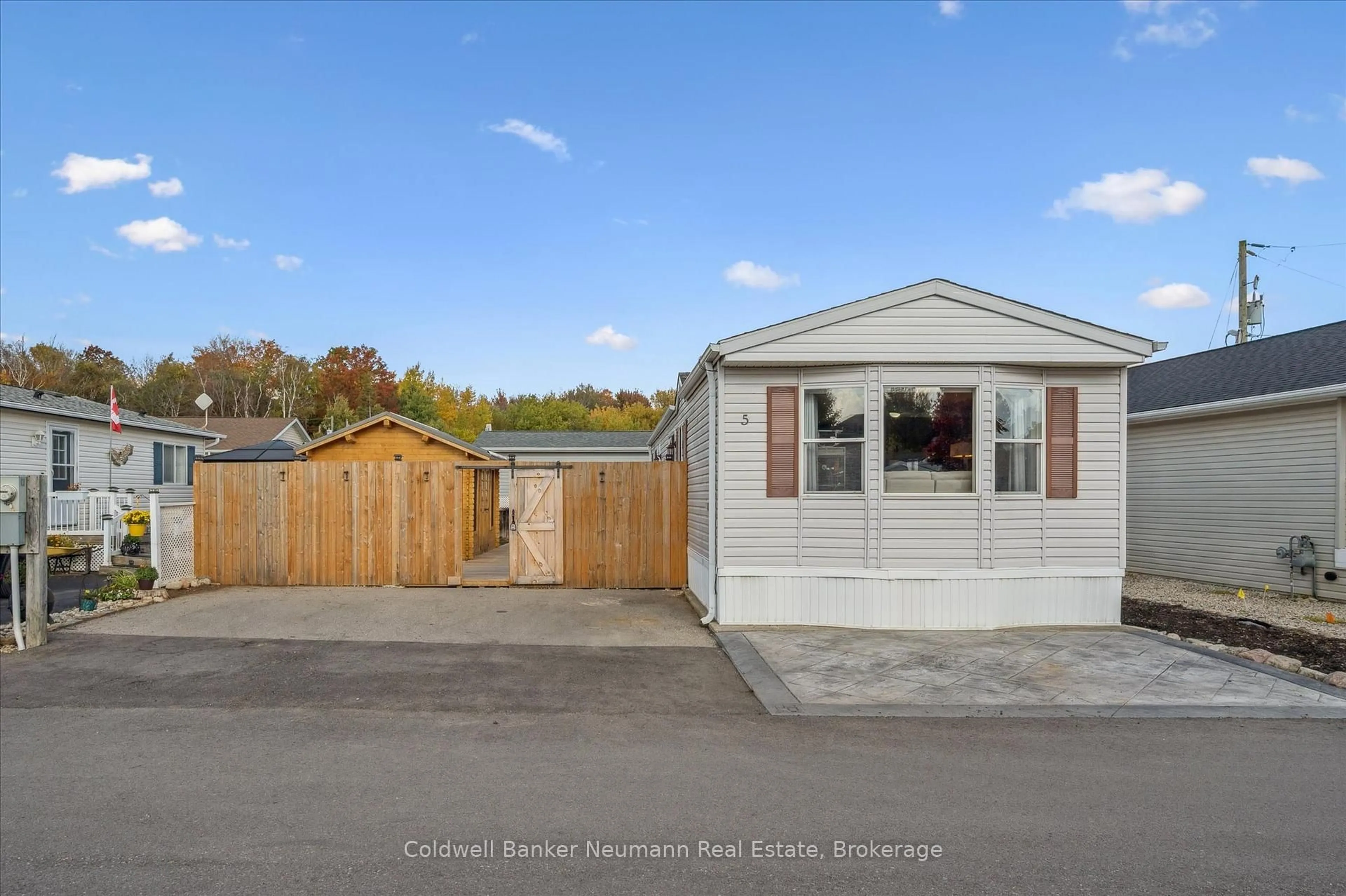 Home with vinyl exterior material, street for 5 Walnut Way, Puslinch Ontario N0B 2J0