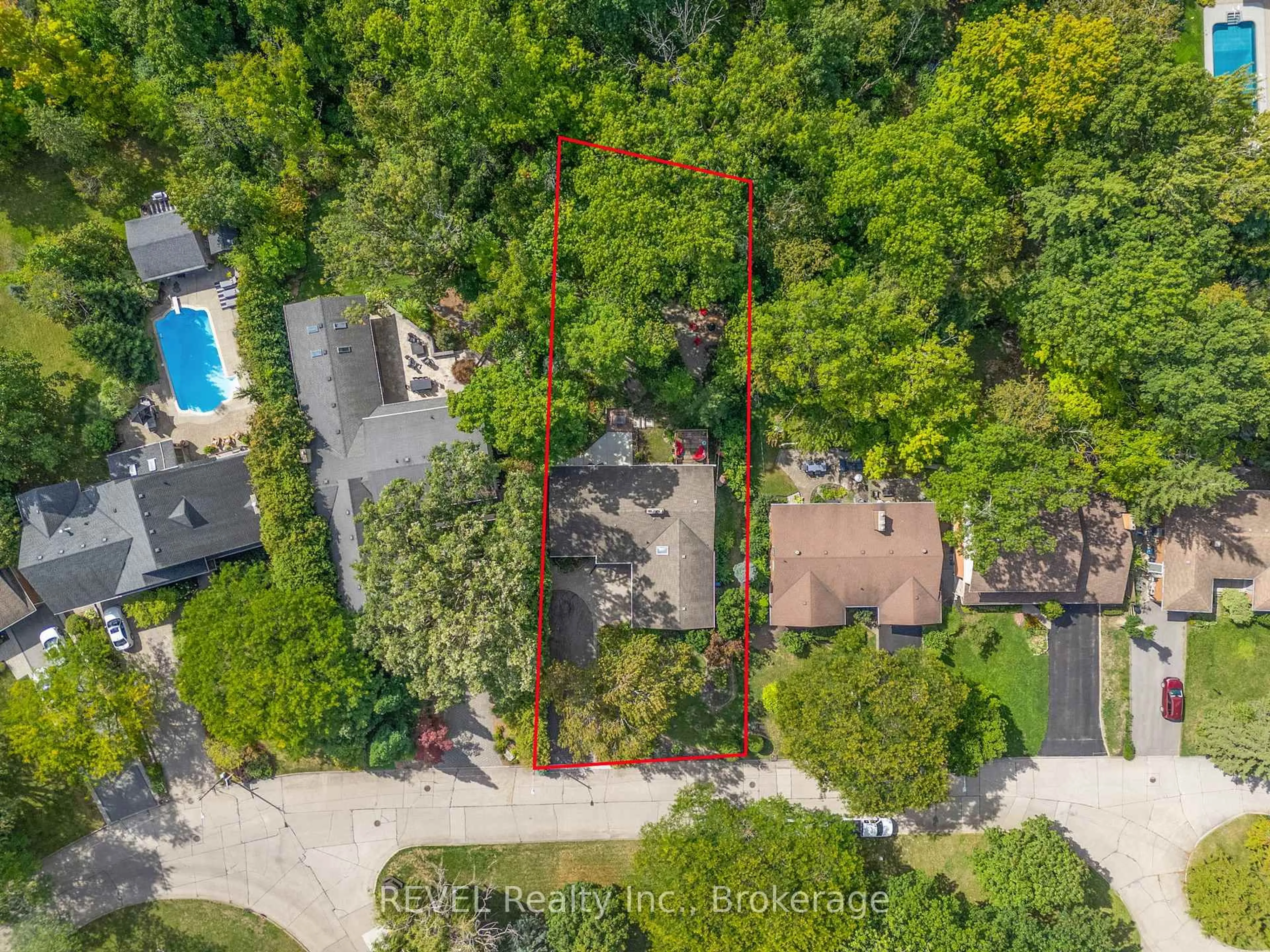 A pic from outside/outdoor area/front of a property/back of a property/a pic from drone, forest/trees view for 10 Woodington Cres, St. Catharines Ontario L2T 3T7