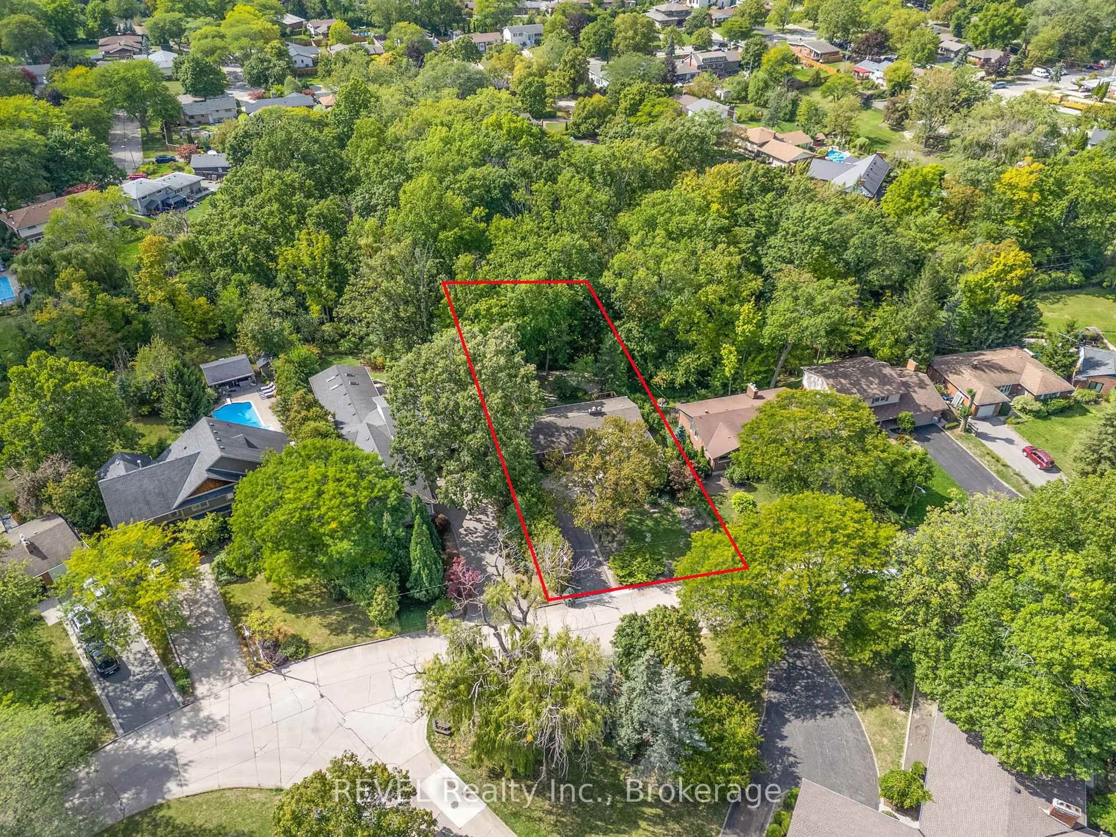 A pic from outside/outdoor area/front of a property/back of a property/a pic from drone, forest/trees view for 10 Woodington Cres, St. Catharines Ontario L2T 3T7