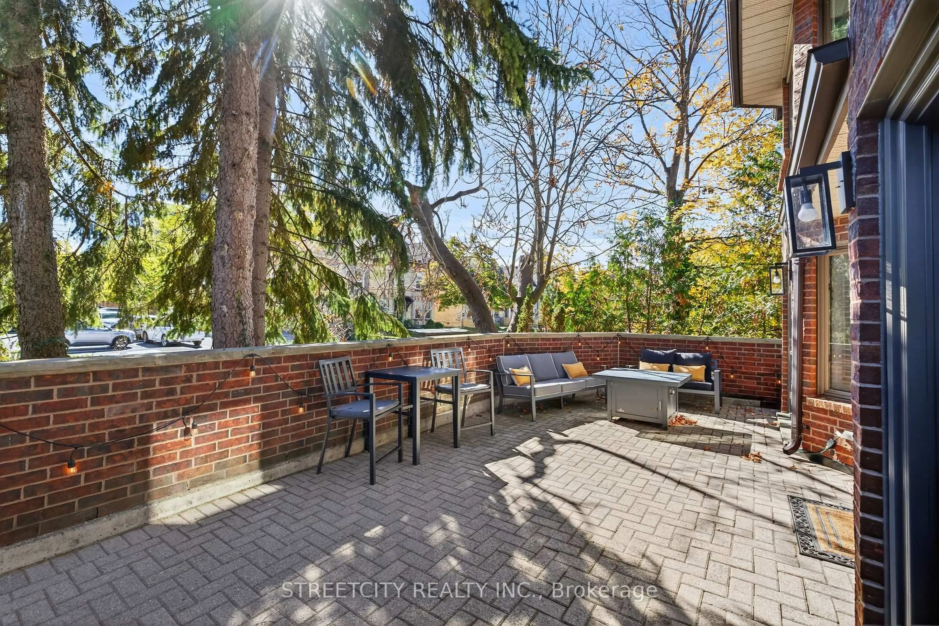 Patio, street for 2-152 Albert St, London East Ontario N6A 1M1