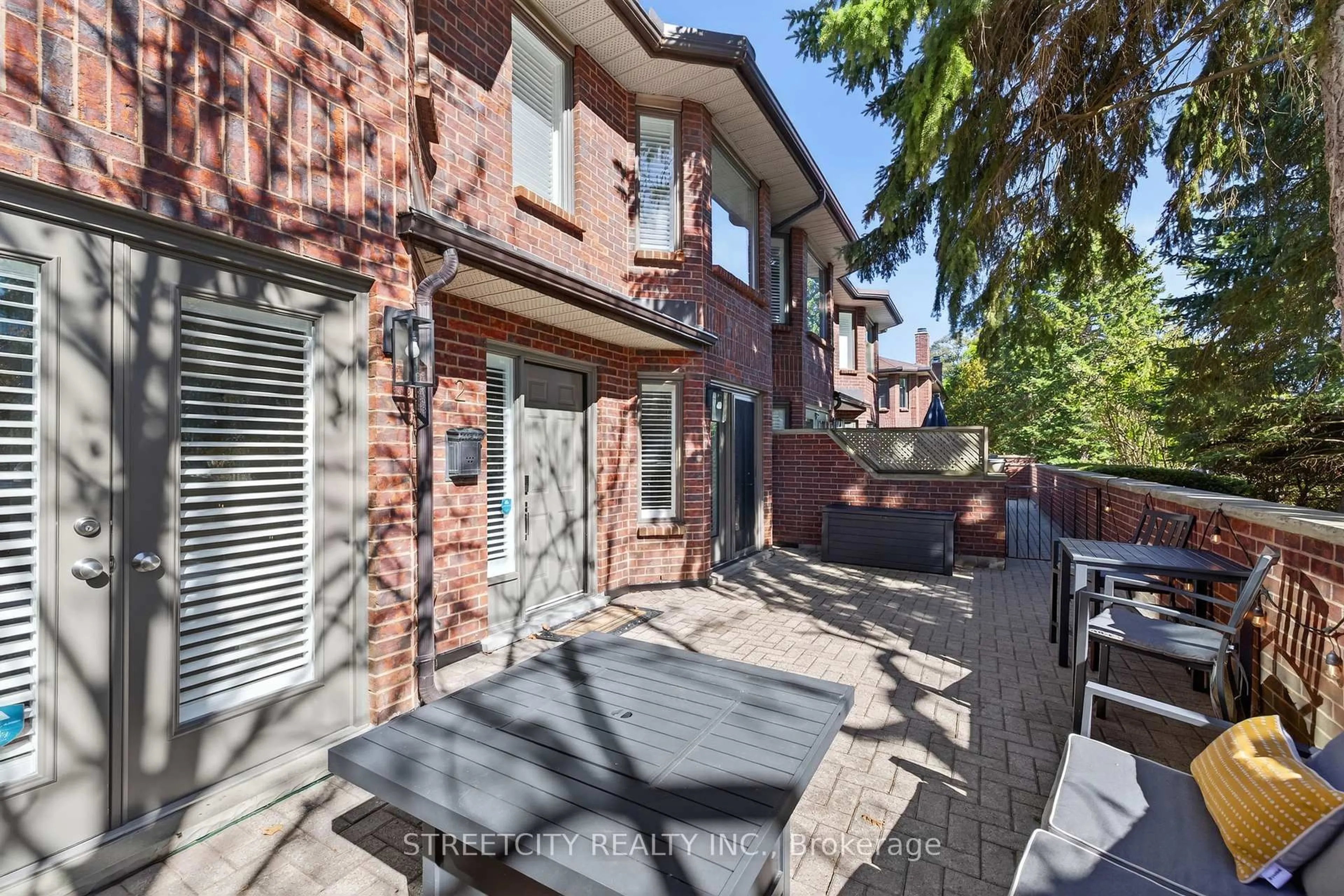 Patio, street for 2-152 Albert St, London East Ontario N6A 1M1