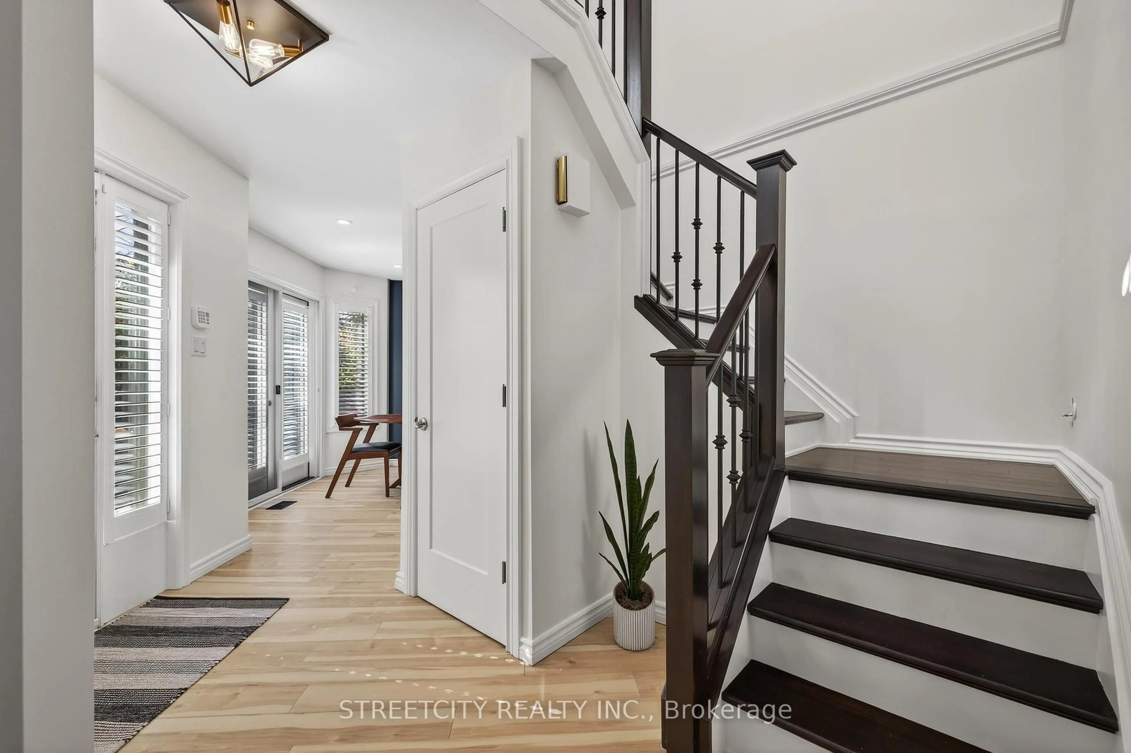 Indoor entryway for 2-152 Albert St, London East Ontario N6A 1M1