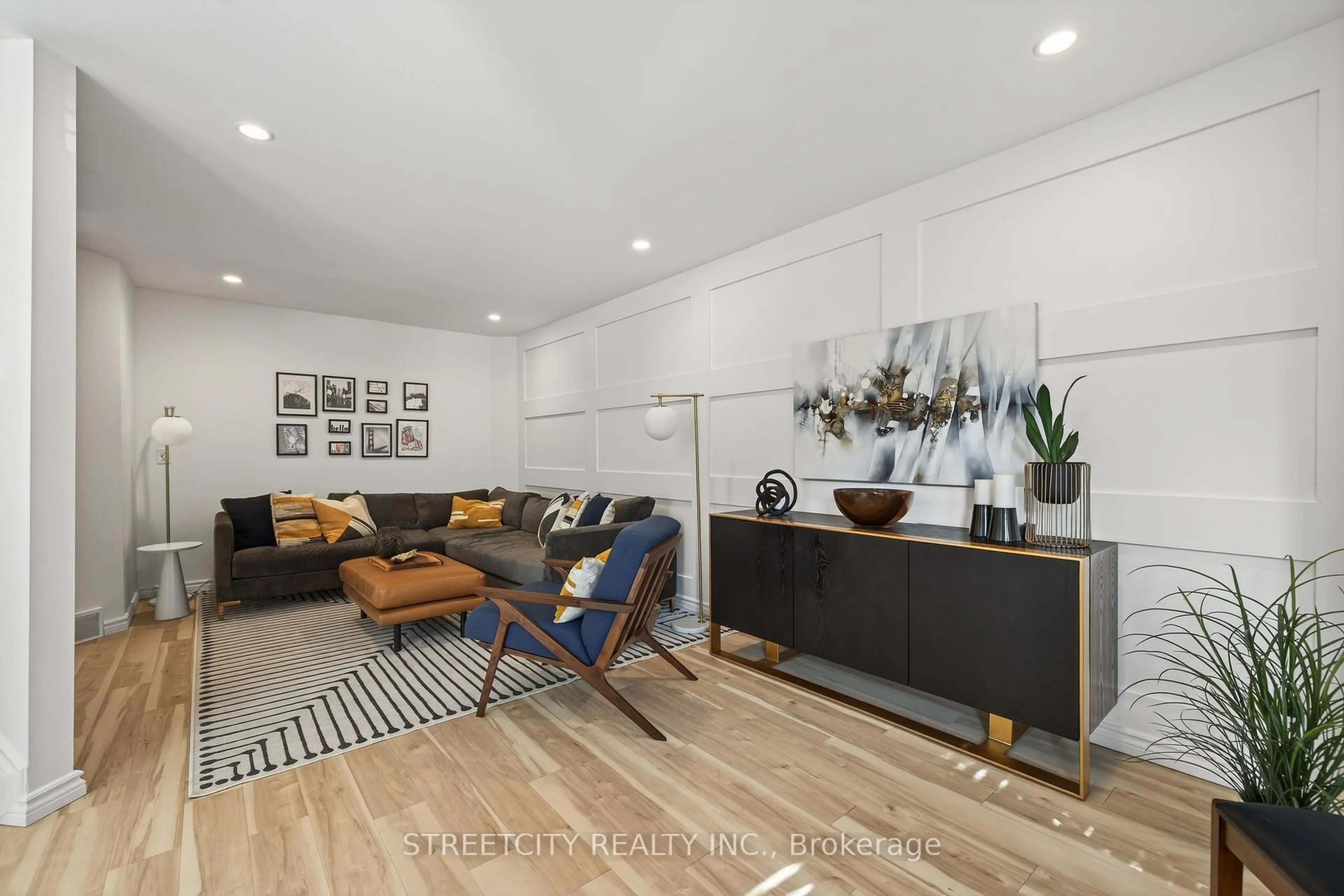 Living room with furniture, unknown for 2-152 Albert St, London East Ontario N6A 1M1